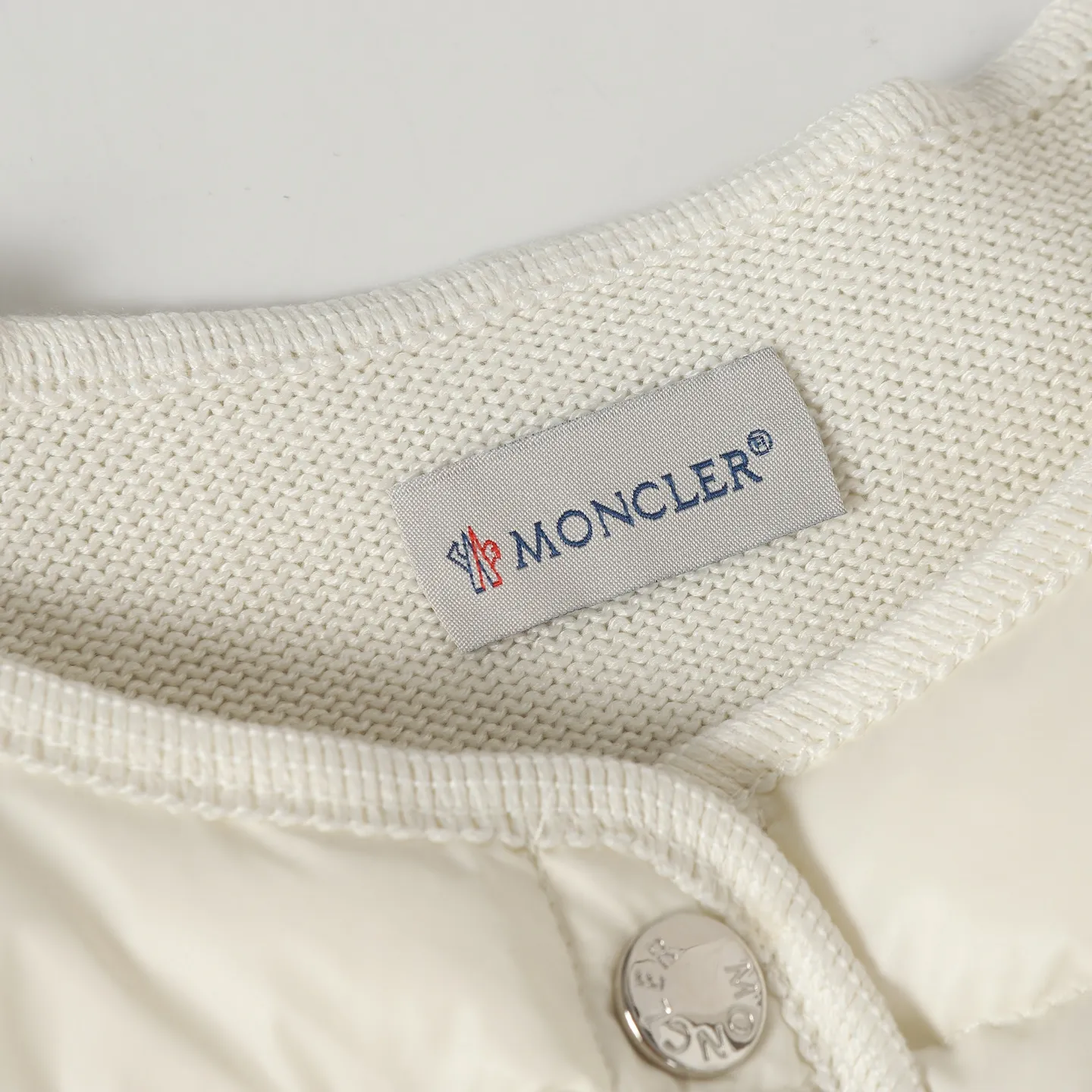 P640 Moncler/Moncler's new knitted splicing down jacket. Moncler always has an elegant and high-end charm. It is beautiful and grand when worn. Even down can be worn with a sense of fashion and high-end. Always wear warmth to show elegance and grandeur. Half-filled down jacket, small waisted half-filled down jacket, an excellent choice for transitional seasons. A close-fitting companion for sports, can be worn as a base or alone. Color: black/pink/beige Size: S M L