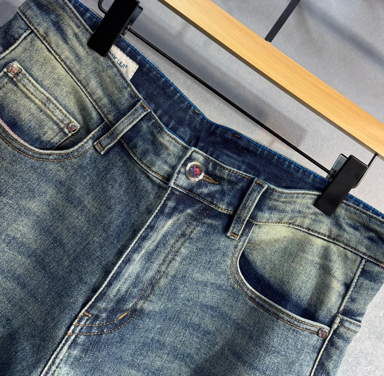 P220 MONCLER, the latest spring and summer jeans🔥 no pressure to enter and leave the store. Best-selling models in the counter. Taste and value sharing. Very comfortable to wear. Low-key yet luxurious. Very classy to wear. Needless to say the trousers style and cut. The upper body is exquisite and lively. Real first-class top quality materials. Really palace-level casual pants, using Turkish cotton to produce the most famous denim. Excellent quality. After heavy washing, the pants are very soft. The A22 straight-leg version is not picky and the upper body is absolutely stylish and extremely luxurious! Size: 29-40 no 35