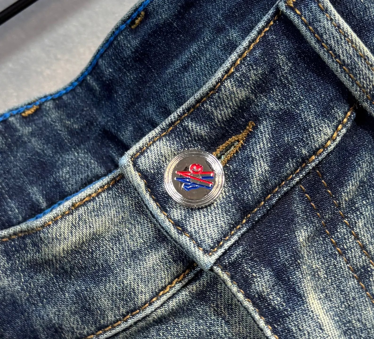 P220 MONCLER, the latest spring and summer jeans🔥 no pressure to enter and leave the store. Best-selling models in the counter. Taste and value sharing. Very comfortable to wear. Low-key yet luxurious. Very classy to wear. Needless to say the trousers style and cut. The upper body is exquisite and lively. Real first-class top quality materials. Really palace-level casual pants, using Turkish cotton to produce the most famous denim. Excellent quality. After heavy washing, the pants are very soft. The A22 straight-leg version is not picky and the upper body is absolutely stylish and extremely luxurious! Size: 29-40 no 35