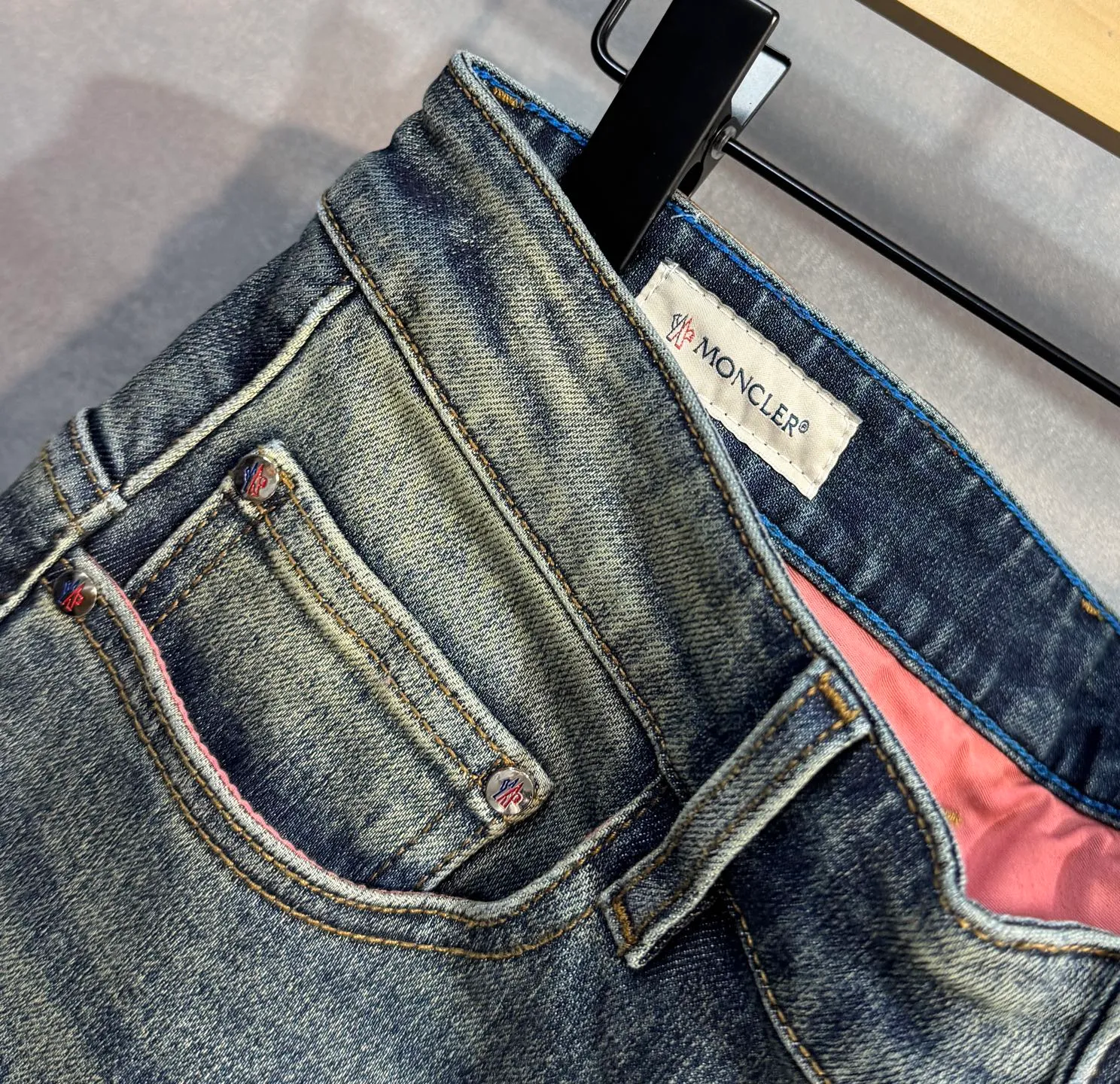 P220 MONCLER, the latest spring and summer jeans🔥 no pressure to enter and leave the store. Best-selling models in the counter. Taste and value sharing. Very comfortable to wear. Low-key yet luxurious. Very classy to wear. Needless to say the trousers style and cut. The upper body is exquisite and lively. Real first-class top quality materials. Really palace-level casual pants, using Turkish cotton to produce the most famous denim. Excellent quality. After heavy washing, the pants are very soft. The A22 straight-leg version is not picky and the upper body is absolutely stylish and extremely luxurious! Size: 29-40 no 35