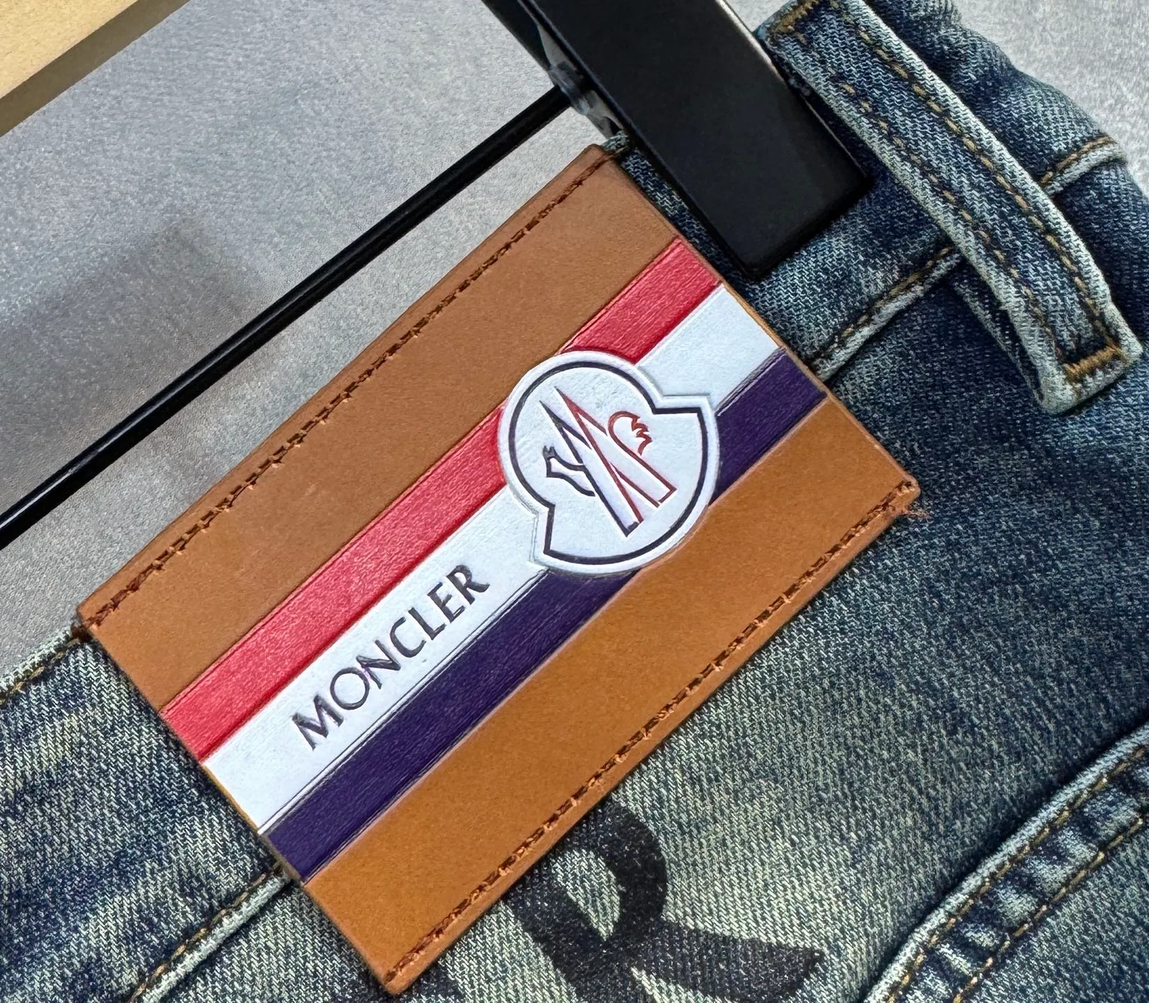 P220 MONCLER, the latest spring and summer jeans🔥 no pressure to enter and leave the store. Best-selling models in the counter. Taste and value sharing. Very comfortable to wear. Low-key yet luxurious. Very classy to wear. Needless to say the trousers style and cut. The upper body is exquisite and lively. Real first-class top quality materials. Really palace-level casual pants, using Turkish cotton to produce the most famous denim. Excellent quality. After heavy washing, the pants are very soft. The A22 straight-leg version is not picky and the upper body is absolutely stylish and extremely luxurious! Size: 29-40 no 35