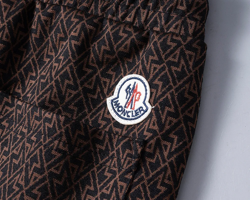 P540 🌸🌸🌸🌸 Moncler 2025 new autumn and winter suit High quality, top version trading company channel order, exclusive overseas boutique sale, classic is eternal, it is definitely worth buying! This type of suit is also a must-have. You don’t have to think about how to match it, you can just get it in one set! Customized fabric, smooth to the touch, yet stiff and stylish, giving the upper body a full texture! The overall design is simple and elegant without losing style. It has a strong sense of upper body and is definitely at the forefront of fashion. It is very comfortable to wear. There is no need to say much about the style and cut of the pants. The upper body is exquisite and vivid. It is a truly top-notch casual suit that can be used in various occasions whether it is sports or leisure time! ! !   Three complete standards Color: Picture color Size: M, L, xL, xxL, xxxL