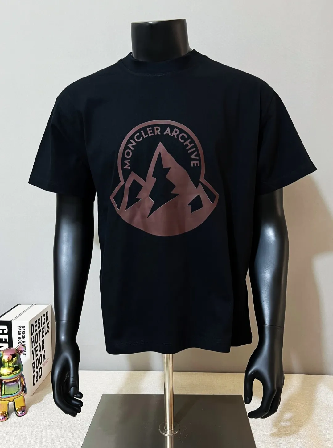 P140 MONCLER is new, 26ss spring and summer new style, official sales are on sale at the same time; large logo printed short-sleeved T-shirt, details match the official version, and the size of the logo is strictly controlled , standard size, details are in sync with the official version; 240g double yarn 100% cotton fabric is selected, imported woven thread, the neckline is boned and not easy to deform, washed at high temperature at the factory, the fabric is soft and breathable, does not shrink and prevent deformation, NCF washed mark identification, details are in place, European size version, loose and suitable, the same color as the official website: black, white, size XS-L (L size can wear 200 pounds)