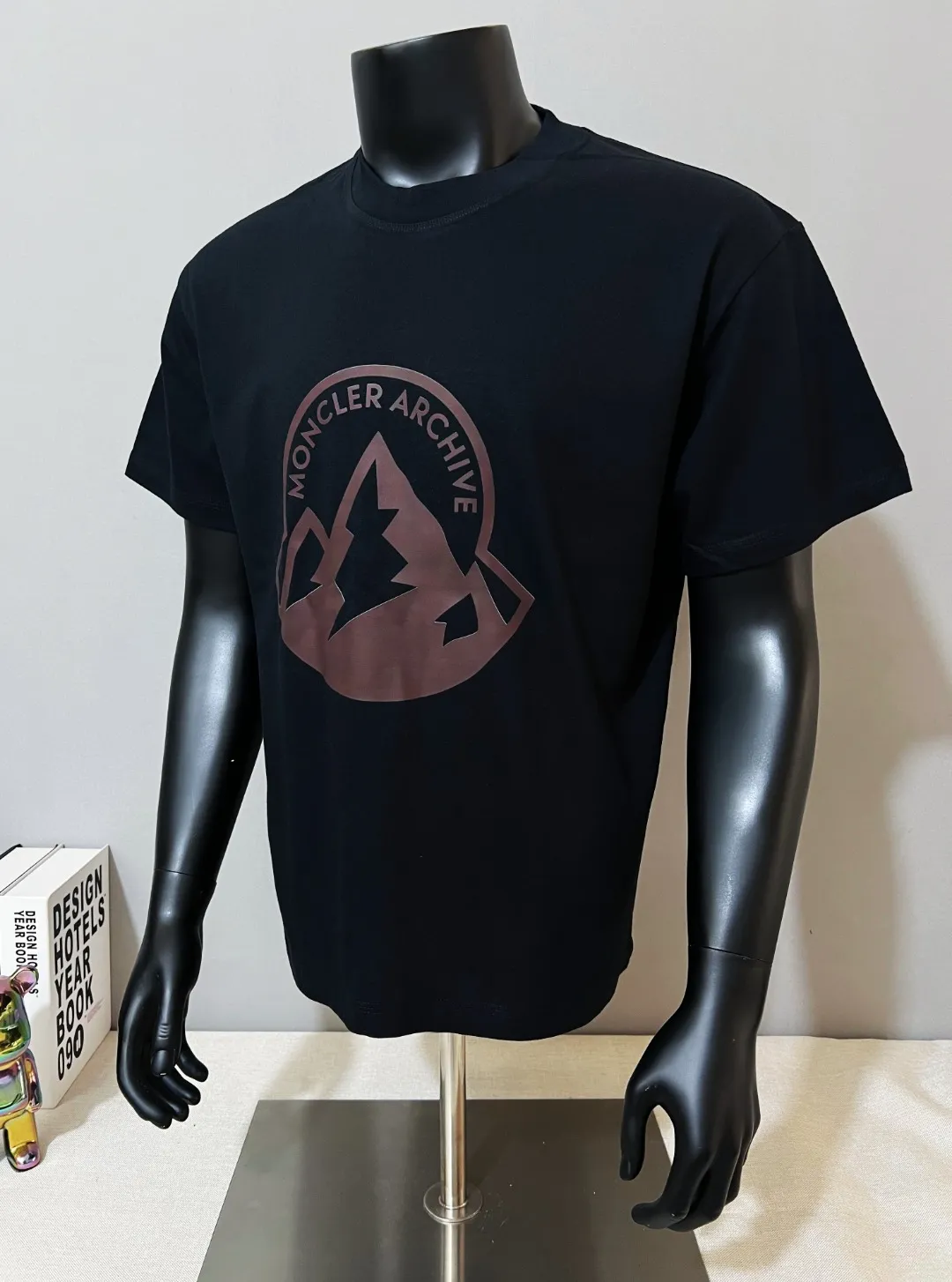 P140 MONCLER is new, 26ss spring and summer new style, official sales are on sale at the same time; large logo printed short-sleeved T-shirt, details match the official version, and the size of the logo is strictly controlled , standard size, details are in sync with the official version; 240g double yarn 100% cotton fabric is selected, imported woven thread, the neckline is boned and not easy to deform, washed at high temperature at the factory, the fabric is soft and breathable, does not shrink and prevent deformation, NCF washed mark identification, details are in place, European size version, loose and suitable, the same color as the official website: black, white, size XS-L (L size can wear 200 pounds)