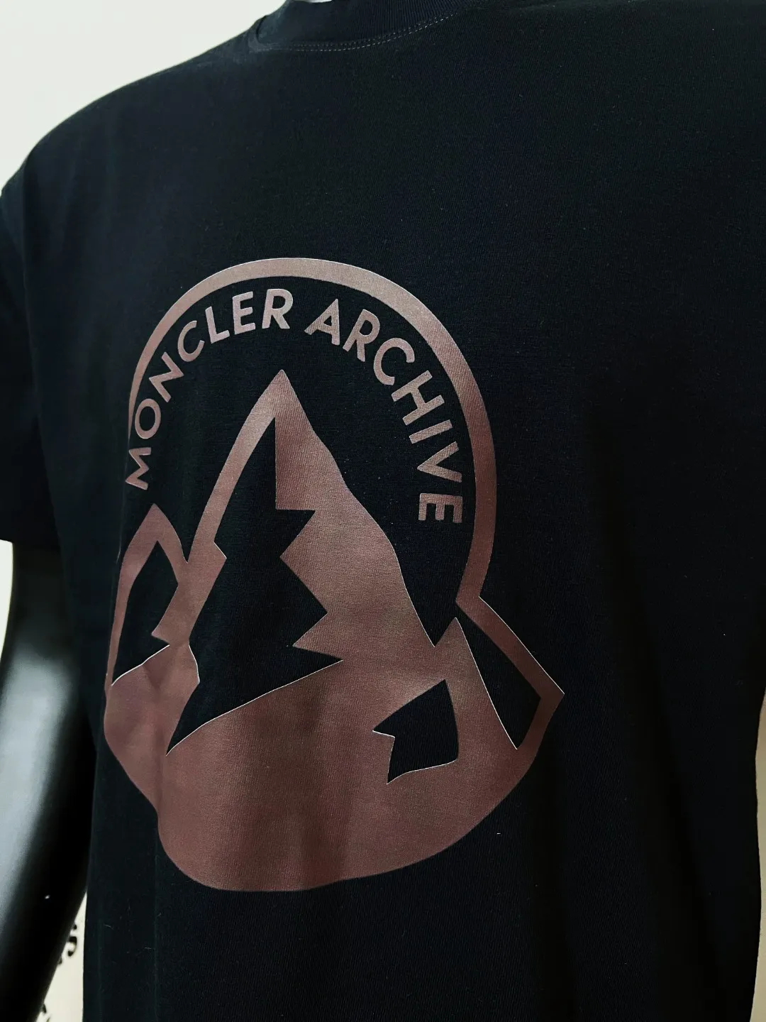 P140 MONCLER is new, 26ss spring and summer new style, official sales are on sale at the same time; large logo printed short-sleeved T-shirt, details match the official version, and the size of the logo is strictly controlled , standard size, details are in sync with the official version; 240g double yarn 100% cotton fabric is selected, imported woven thread, the neckline is boned and not easy to deform, washed at high temperature at the factory, the fabric is soft and breathable, does not shrink and prevent deformation, NCF washed mark identification, details are in place, European size version, loose and suitable, the same color as the official website: black, white, size XS-L (L size can wear 200 pounds)