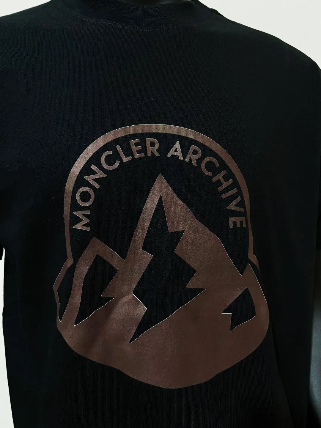 P140 MONCLER is new, 26ss spring and summer new style, official sales are on sale at the same time; large logo printed short-sleeved T-shirt, details match the official version, and the size of the logo is strictly controlled , standard size, details are in sync with the official version; 240g double yarn 100% cotton fabric is selected, imported woven thread, the neckline is boned and not easy to deform, washed at high temperature at the factory, the fabric is soft and breathable, does not shrink and prevent deformation, NCF washed mark identification, details are in place, European size version, loose and suitable, the same color as the official website: black, white, size XS-L (L size can wear 200 pounds)