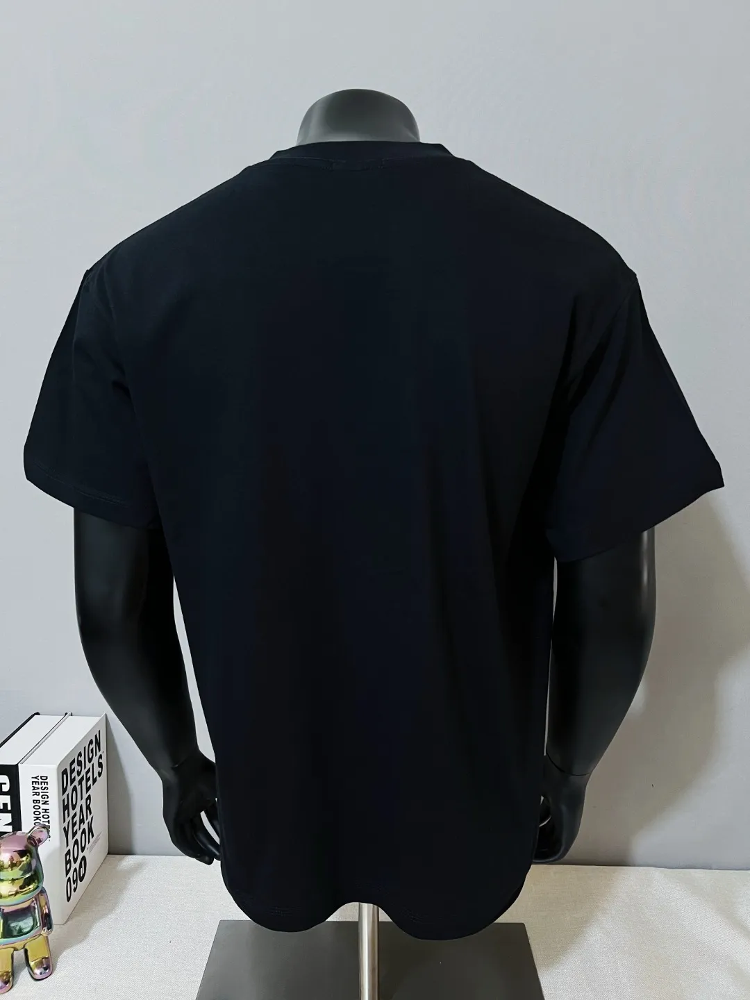 P140 MONCLER is new, 26ss spring and summer new style, official sales are on sale at the same time; large logo printed short-sleeved T-shirt, details match the official version, and the size of the logo is strictly controlled , standard size, details are in sync with the official version; 240g double yarn 100% cotton fabric is selected, imported woven thread, the neckline is boned and not easy to deform, washed at high temperature at the factory, the fabric is soft and breathable, does not shrink and prevent deformation, NCF washed mark identification, details are in place, European size version, loose and suitable, the same color as the official website: black, white, size XS-L (L size can wear 200 pounds)