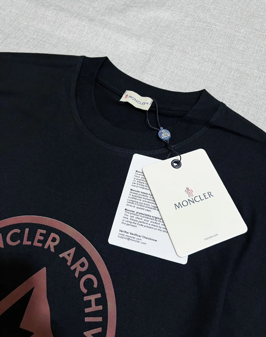 P140 MONCLER is new, 26ss spring and summer new style, official sales are on sale at the same time; large logo printed short-sleeved T-shirt, details match the official version, and the size of the logo is strictly controlled , standard size, details are in sync with the official version; 240g double yarn 100% cotton fabric is selected, imported woven thread, the neckline is boned and not easy to deform, washed at high temperature at the factory, the fabric is soft and breathable, does not shrink and prevent deformation, NCF washed mark identification, details are in place, European size version, loose and suitable, the same color as the official website: black, white, size XS-L (L size can wear 200 pounds)