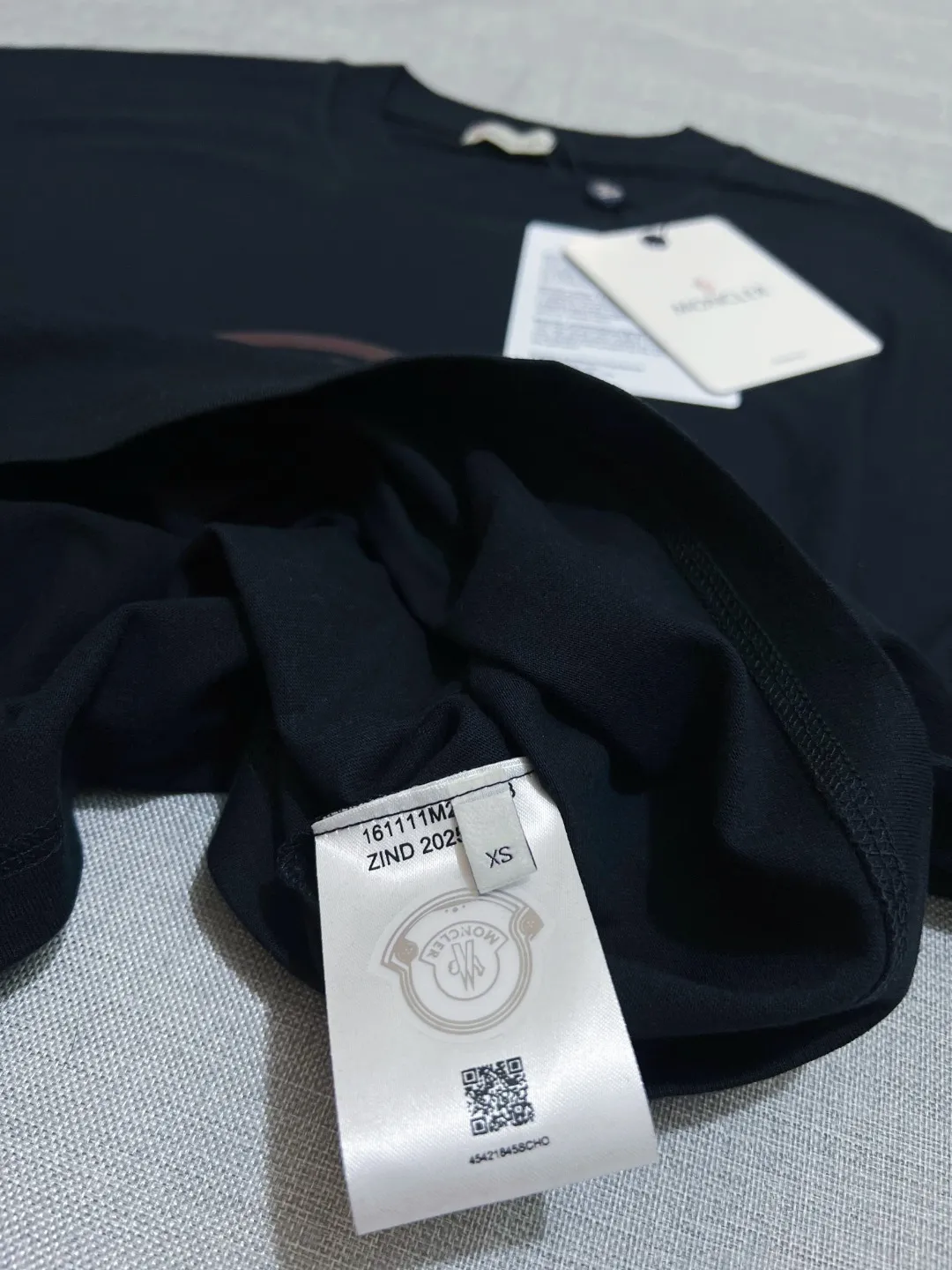 P140 MONCLER is new, 26ss spring and summer new style, official sales are on sale at the same time; large logo printed short-sleeved T-shirt, details match the official version, and the size of the logo is strictly controlled , standard size, details are in sync with the official version; 240g double yarn 100% cotton fabric is selected, imported woven thread, the neckline is boned and not easy to deform, washed at high temperature at the factory, the fabric is soft and breathable, does not shrink and prevent deformation, NCF washed mark identification, details are in place, European size version, loose and suitable, the same color as the official website: black, white, size XS-L (L size can wear 200 pounds)