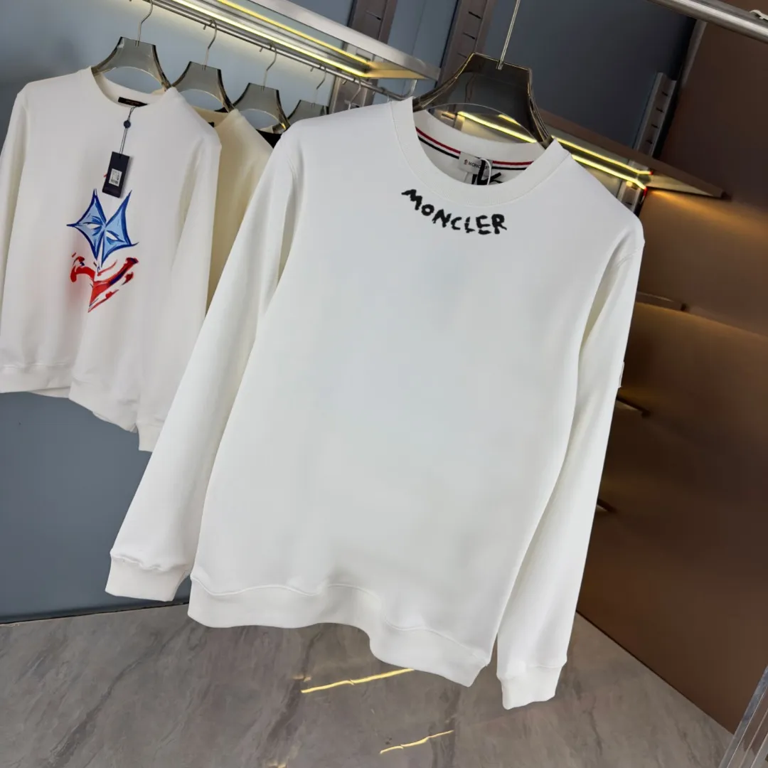P210 high version sweatshirt) 📦With exclusive picture packaging📦 [Long-term ready stock] Upgraded version "Mobile phone smart sensor ~ NFC chip armband ~ Direct access to the official website anti-counterfeiting" 〖 𝐌𝐎𝐍𝐂𝐋𝐄𝐑 ~ Mouth covering〗 2025 new high quality, using 450g heavyweight fabric Different from the market currency, you can mix and match everything at will and you will be handsome😎The whole clothes is made of double waistcoats. The double waistcoats make the whole dress more three-dimensional. It is not an ordinary factory that can do such fine work. 2025 autumn and winter new style, on sale at the counter, exquisite printed round neck terry sweatshirt. High-end double-ply cotton. Customized stretch ribs are dyed in the same vat. Three standards are complete. It is matched with digital printing patterns and is very breathable. Same style for men and women. Color: black, white, apricot. Size: S M L XL 2XL