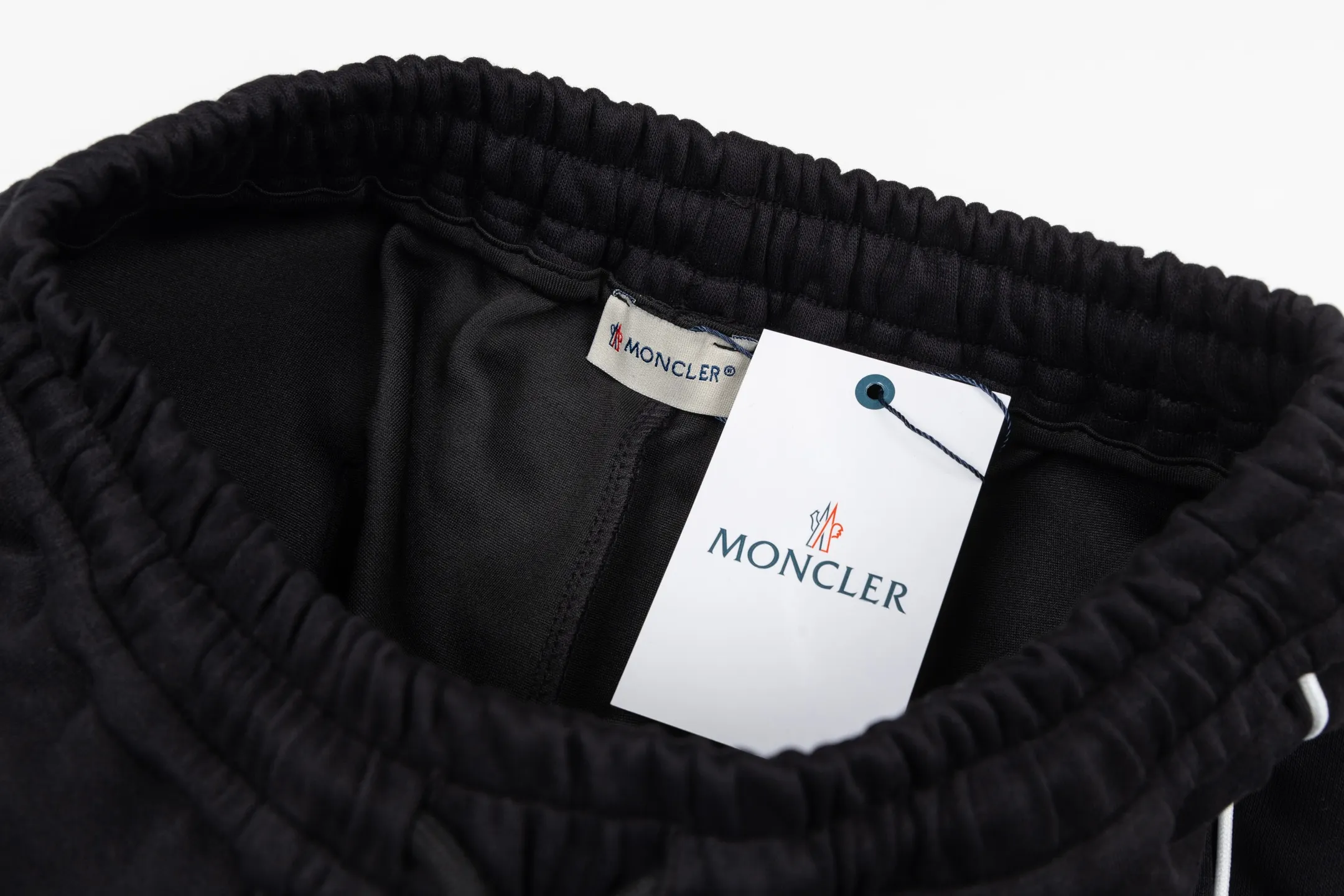 P220 Style No. Y189 Straight-leg sweatpants with small label line webbing pockets and torch embroidery. MONCLER official website ZP synchronized new sweatpants. The fabric is made of 450g heavy double-strand double yarn composite fabric. The small label is exquisitely embroidered with letter craftsmanship. Customized hand-stitched line webbing on the side. Elastic drawstring waist design is full of flexibility. High version of the inner hemming strip. Perfect details. Loose version. Made with conscience. High temperature resistance. Will not fall off. Machine washable. Factory-made workmanship, bag strips with neat double-needle stitching, popular internet celebrity model, very popular, loose os version, can be worn up to 200 pounds, tag, hanging beads, washable, main seller, packaging, full set of accessories📦 All details are real shots without beauty filters, feel free to buy📷 Color: black gray size: S M L XL