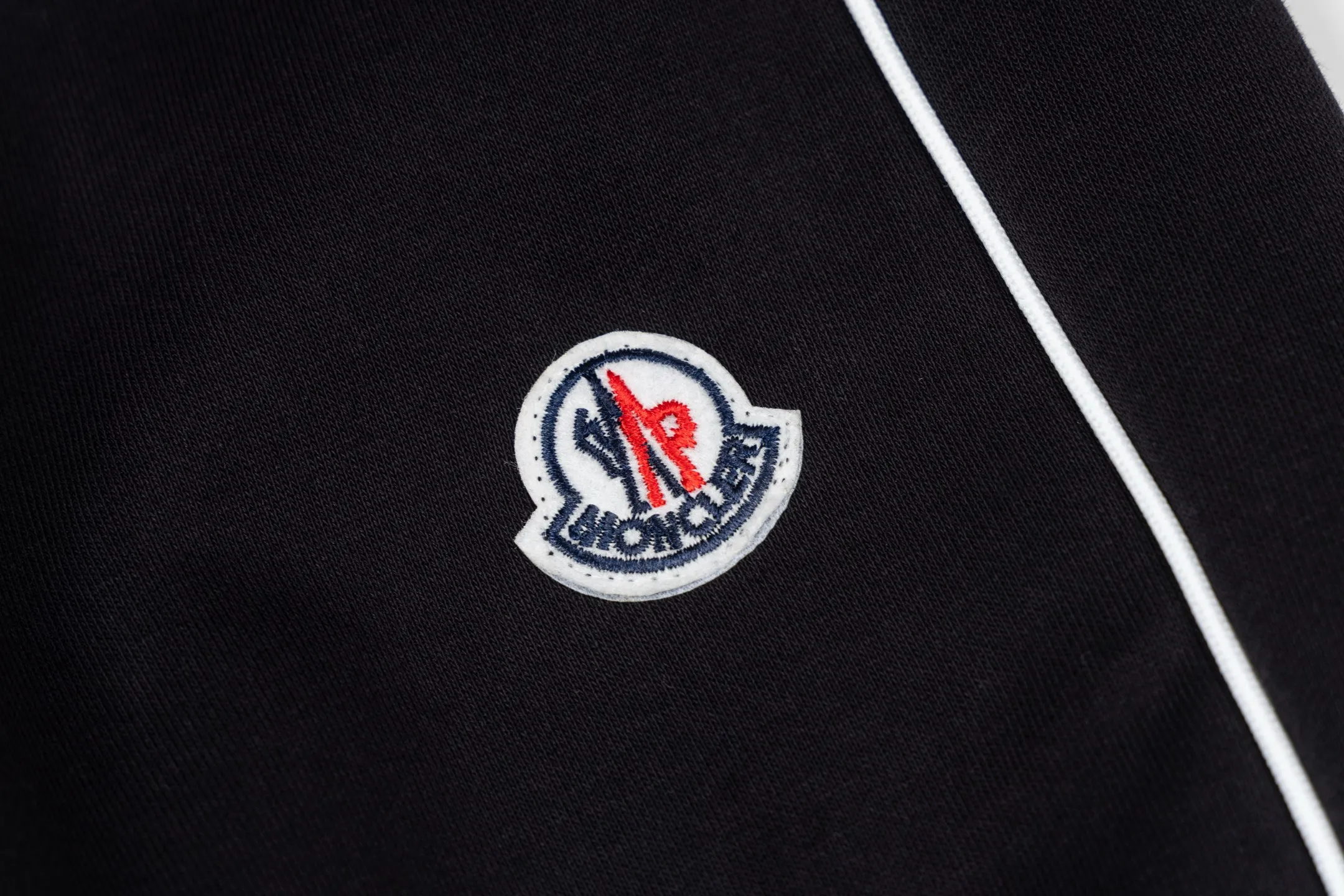 P220 Style No. Y189 Straight-leg sweatpants with small label line webbing pockets and torch embroidery. MONCLER official website ZP synchronized new sweatpants. The fabric is made of 450g heavy double-strand double yarn composite fabric. The small label is exquisitely embroidered with letter craftsmanship. Customized hand-stitched line webbing on the side. Elastic drawstring waist design is full of flexibility. High version of the inner hemming strip. Perfect details. Loose version. Made with conscience. High temperature resistance. Will not fall off. Machine washable. Factory-made workmanship, bag strips with neat double-needle stitching, popular internet celebrity model, very popular, loose os version, can be worn up to 200 pounds, tag, hanging beads, washable, main seller, packaging, full set of accessories📦 All details are real shots without beauty filters, feel free to buy📷 Color: black gray size: S M L XL