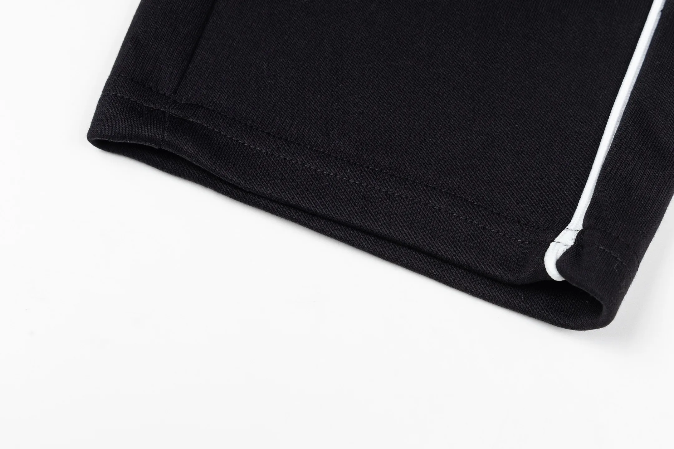 P220 Style No. Y189 Straight-leg sweatpants with small label line webbing pockets and torch embroidery. MONCLER official website ZP synchronized new sweatpants. The fabric is made of 450g heavy double-strand double yarn composite fabric. The small label is exquisitely embroidered with letter craftsmanship. Customized hand-stitched line webbing on the side. Elastic drawstring waist design is full of flexibility. High version of the inner hemming strip. Perfect details. Loose version. Made with conscience. High temperature resistance. Will not fall off. Machine washable. Factory-made workmanship, bag strips with neat double-needle stitching, popular internet celebrity model, very popular, loose os version, can be worn up to 200 pounds, tag, hanging beads, washable, main seller, packaging, full set of accessories📦 All details are real shots without beauty filters, feel free to buy📷 Color: black gray size: S M L XL
