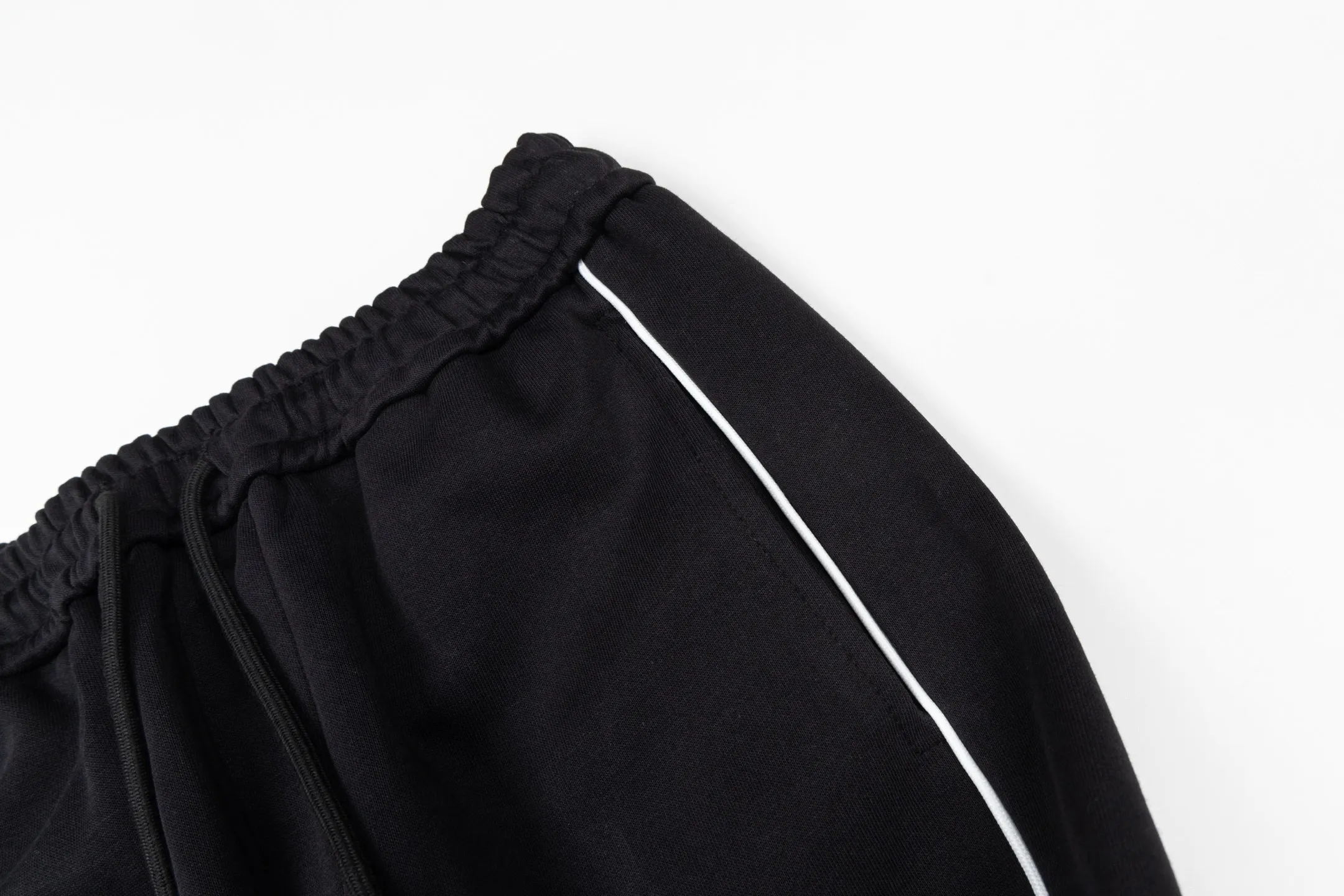 P220 Style No. Y189 Straight-leg sweatpants with small label line webbing pockets and torch embroidery. MONCLER official website ZP synchronized new sweatpants. The fabric is made of 450g heavy double-strand double yarn composite fabric. The small label is exquisitely embroidered with letter craftsmanship. Customized hand-stitched line webbing on the side. Elastic drawstring waist design is full of flexibility. High version of the inner hemming strip. Perfect details. Loose version. Made with conscience. High temperature resistance. Will not fall off. Machine washable. Factory-made workmanship, bag strips with neat double-needle stitching, popular internet celebrity model, very popular, loose os version, can be worn up to 200 pounds, tag, hanging beads, washable, main seller, packaging, full set of accessories📦 All details are real shots without beauty filters, feel free to buy📷 Color: black gray size: S M L XL