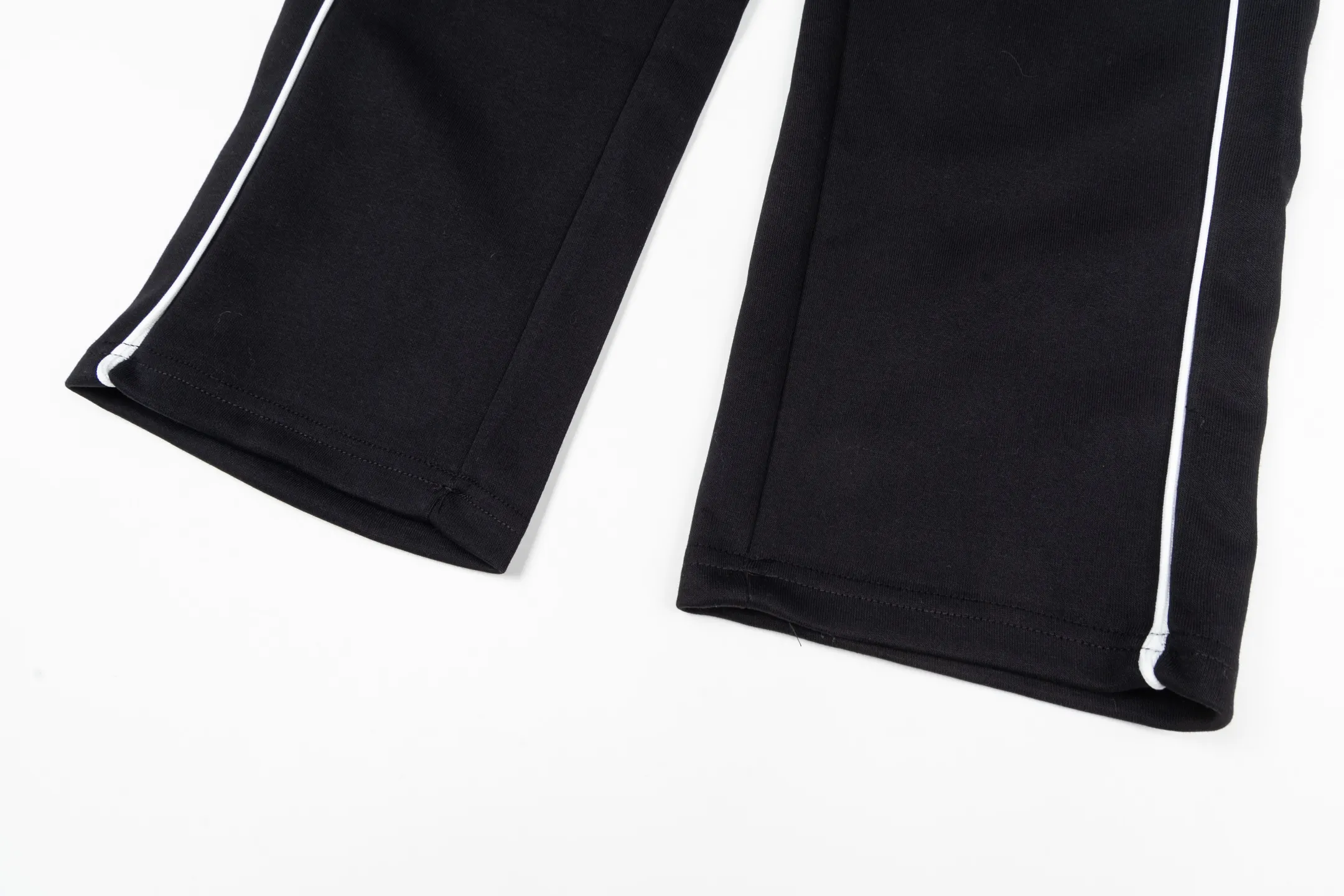 P220 Style No. Y189 Straight-leg sweatpants with small label line webbing pockets and torch embroidery. MONCLER official website ZP synchronized new sweatpants. The fabric is made of 450g heavy double-strand double yarn composite fabric. The small label is exquisitely embroidered with letter craftsmanship. Customized hand-stitched line webbing on the side. Elastic drawstring waist design is full of flexibility. High version of the inner hemming strip. Perfect details. Loose version. Made with conscience. High temperature resistance. Will not fall off. Machine washable. Factory-made workmanship, bag strips with neat double-needle stitching, popular internet celebrity model, very popular, loose os version, can be worn up to 200 pounds, tag, hanging beads, washable, main seller, packaging, full set of accessories📦 All details are real shots without beauty filters, feel free to buy📷 Color: black gray size: S M L XL