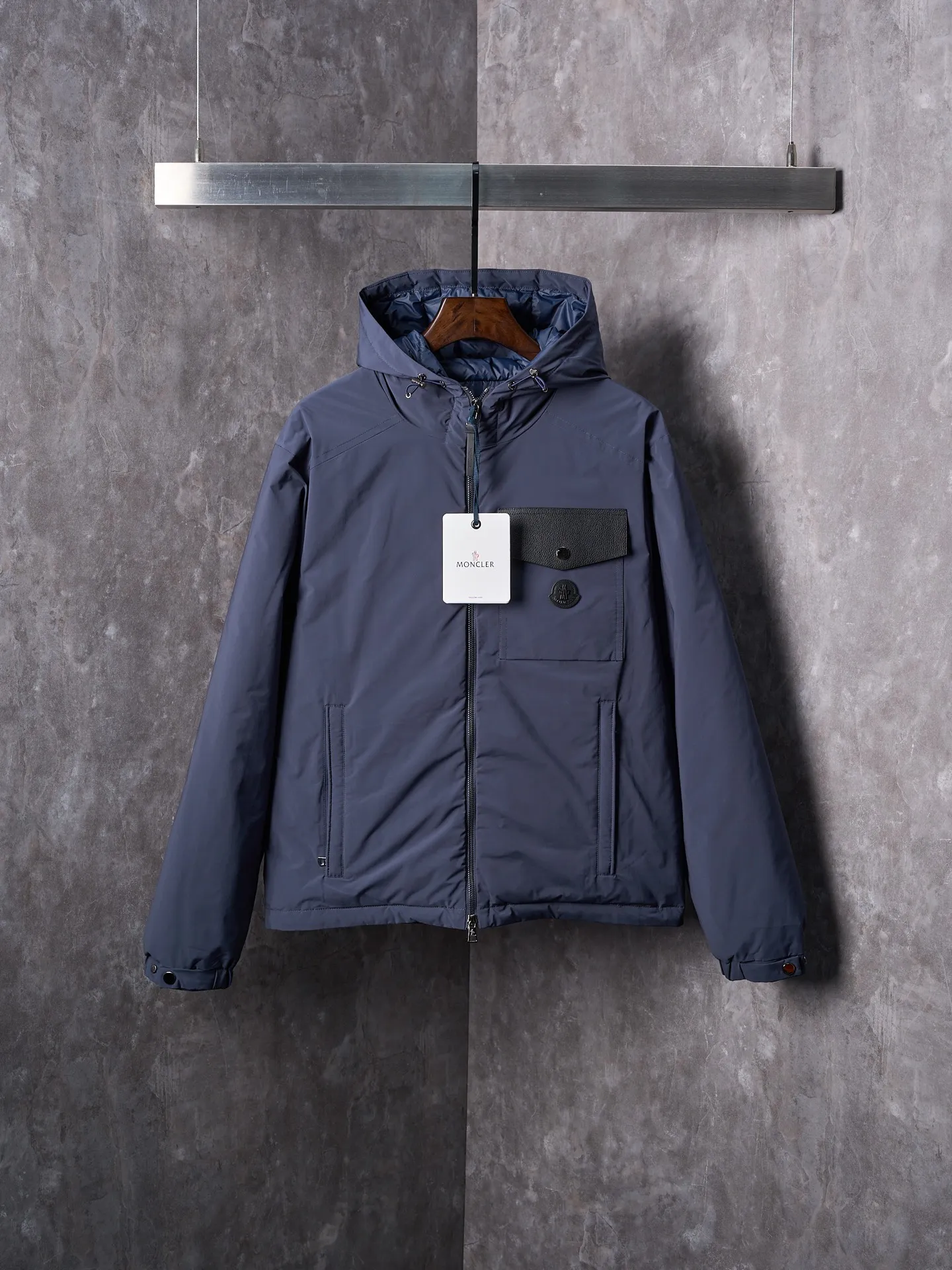 P860 Actual hanging auction] MONCLER/Maskled Leather Flap Pocket Logo Jacket Style Hooded Down Jacket [Ready Stock] 1 2 3 4 Made of 90 white duck down with a weight of 200g to ensure excellent thermal insulation performance. After strict screening and processing, the velvet is not easy to drill, ensuring durability. After selecting 100% polyester fiber and undergoing microfiberization treatment, the individual fibers become extremely fine, which greatly increases the fiber surface area, making the fabric soft, smooth, and close to natural fibers in touch. The high-density textile method makes the structure tight, thus giving it a certain degree of wrinkle resistance, windproof warmth and wear resistance.   The high-density lining is woven with ultra-fine denier, with a thickness of 0.08mm to avoid increasing the overall weight and making it smooth to wear. The high-density woven structure forms a wind resistance layer to protect the thermal efficiency of the thermal layer from loss. It can also withstand the expansion pressure of down and prevent deformation and damage after long-term use.  The leather flap pocket on the chest is matched with a pebbled leather flap + matte metal buckle, which is low-key yet exuding elegance. The hidden adjustment rope adds a sense of sophistication to your hands. The "ID card" is directly embedded on the black satin inner patch pocket! Silver snaps + red, white and blue webbing, low-key yet exuding a sense of luxury, both visually and tactilely smooth.