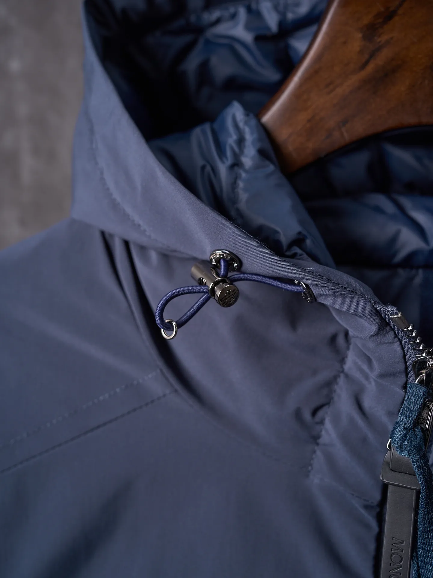 P860 Actual hanging auction] MONCLER/Maskled Leather Flap Pocket Logo Jacket Style Hooded Down Jacket [Ready Stock] 1 2 3 4 Made of 90 white duck down with a weight of 200g to ensure excellent thermal insulation performance. After strict screening and processing, the velvet is not easy to drill, ensuring durability. After selecting 100% polyester fiber and undergoing microfiberization treatment, the individual fibers become extremely fine, which greatly increases the fiber surface area, making the fabric soft, smooth, and close to natural fibers in touch. The high-density textile method makes the structure tight, thus giving it a certain degree of wrinkle resistance, windproof warmth and wear resistance.   The high-density lining is woven with ultra-fine denier, with a thickness of 0.08mm to avoid increasing the overall weight and making it smooth to wear. The high-density woven structure forms a wind resistance layer to protect the thermal efficiency of the thermal layer from loss. It can also withstand the expansion pressure of down and prevent deformation and damage after long-term use.  The leather flap pocket on the chest is matched with a pebbled leather flap + matte metal buckle, which is low-key yet exuding elegance. The hidden adjustment rope adds a sense of sophistication to your hands. The "ID card" is directly embedded on the black satin inner patch pocket! Silver snaps + red, white and blue webbing, low-key yet exuding a sense of luxury, both visually and tactilely smooth.