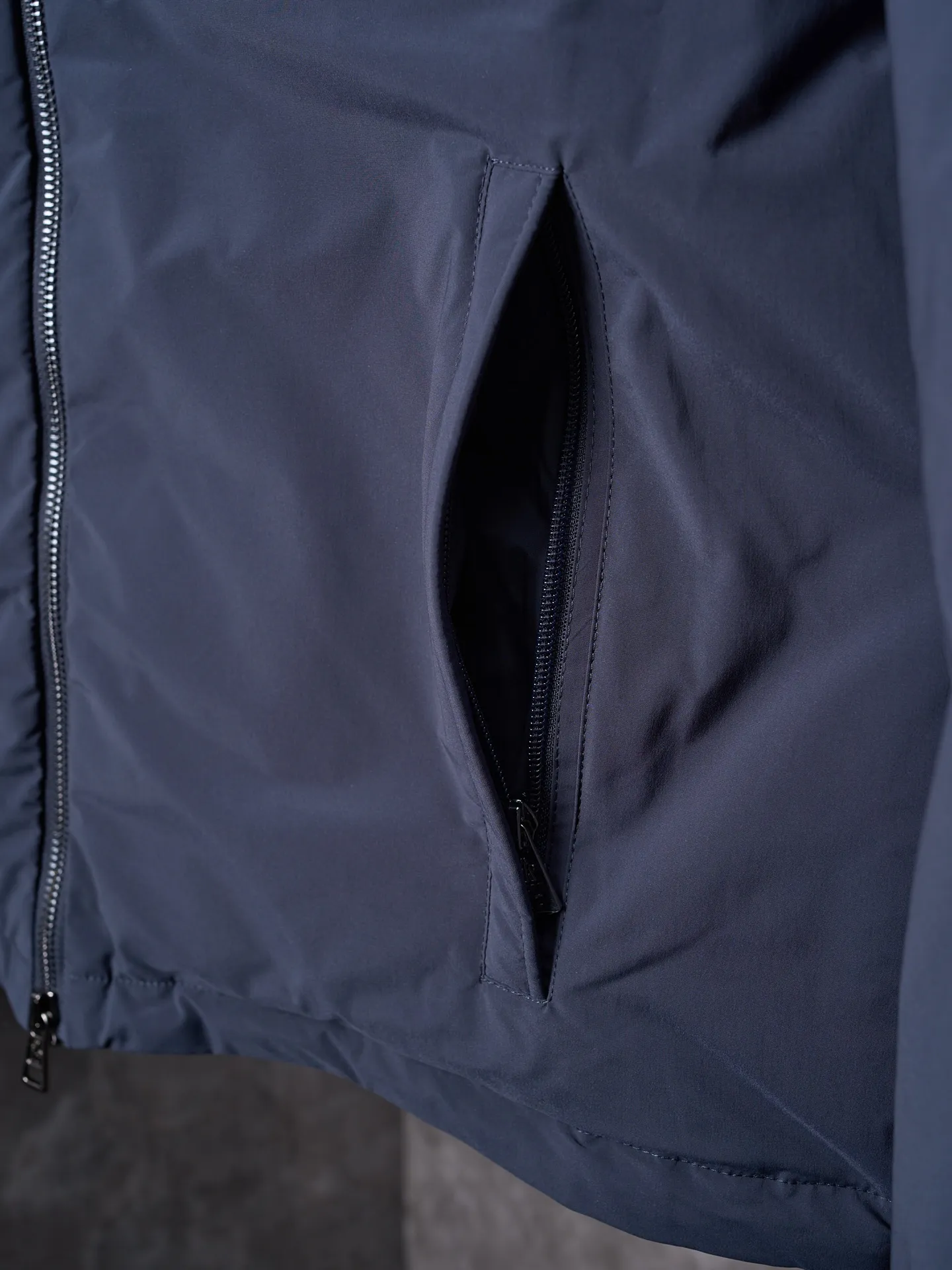 P860 Actual hanging auction] MONCLER/Maskled Leather Flap Pocket Logo Jacket Style Hooded Down Jacket [Ready Stock] 1 2 3 4 Made of 90 white duck down with a weight of 200g to ensure excellent thermal insulation performance. After strict screening and processing, the velvet is not easy to drill, ensuring durability. After selecting 100% polyester fiber and undergoing microfiberization treatment, the individual fibers become extremely fine, which greatly increases the fiber surface area, making the fabric soft, smooth, and close to natural fibers in touch. The high-density textile method makes the structure tight, thus giving it a certain degree of wrinkle resistance, windproof warmth and wear resistance.   The high-density lining is woven with ultra-fine denier, with a thickness of 0.08mm to avoid increasing the overall weight and making it smooth to wear. The high-density woven structure forms a wind resistance layer to protect the thermal efficiency of the thermal layer from loss. It can also withstand the expansion pressure of down and prevent deformation and damage after long-term use.  The leather flap pocket on the chest is matched with a pebbled leather flap + matte metal buckle, which is low-key yet exuding elegance. The hidden adjustment rope adds a sense of sophistication to your hands. The "ID card" is directly embedded on the black satin inner patch pocket! Silver snaps + red, white and blue webbing, low-key yet exuding a sense of luxury, both visually and tactilely smooth.