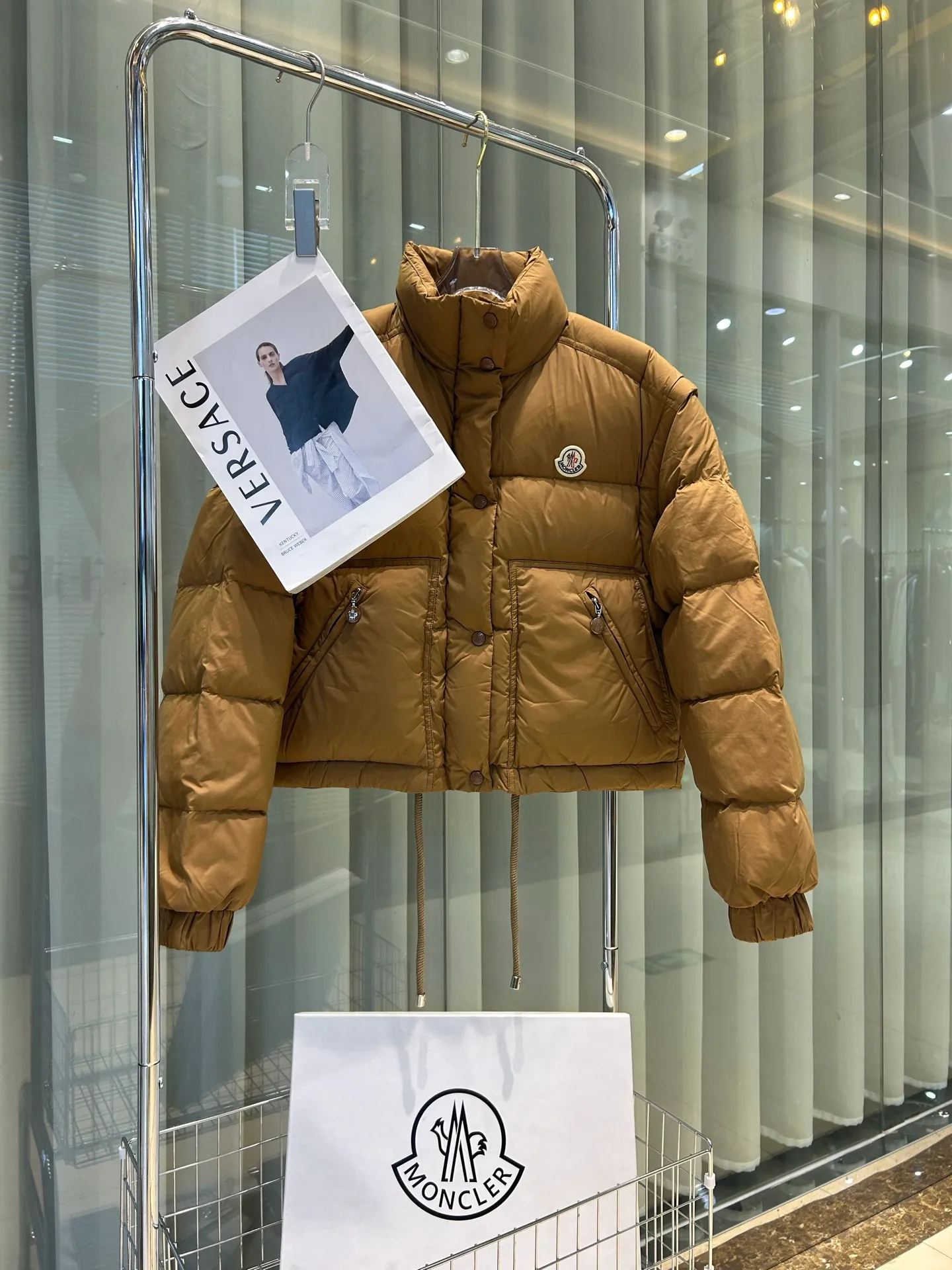 P880 1234 size ✨✨✨ Moncler Selle 2-in-1 short down jacket for women, the sleeves of the Selle short down jacket are detachable and can be easily changed from a jacket to a vest, which is practical. Crafted from nylon in an oversized silhouette, it's cropped for a modern look. This insulated piece has an adjustable hem for a comfortable fit. Color: white khaki