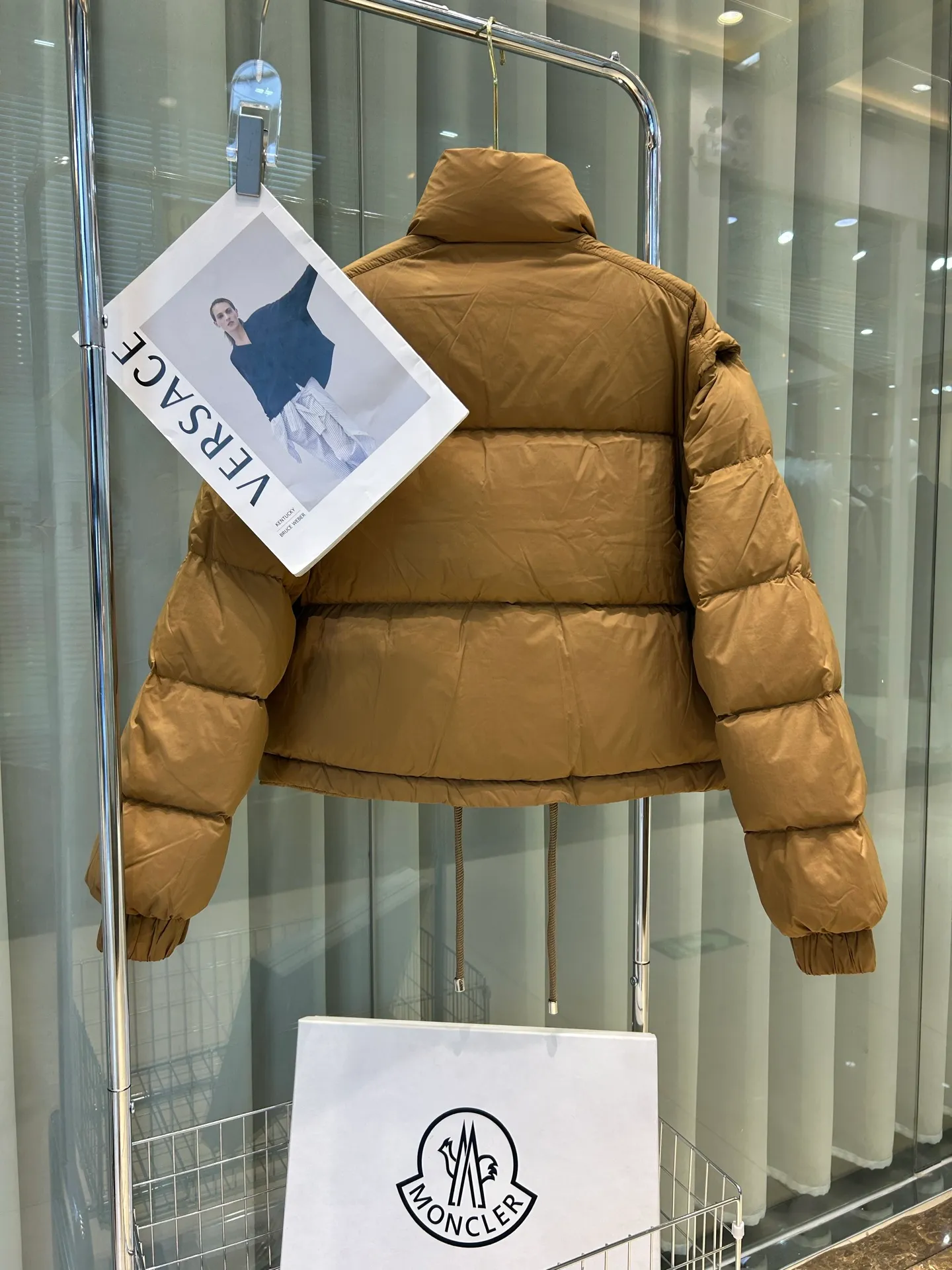 P880 1234 size ✨✨✨ Moncler Selle 2-in-1 short down jacket for women, the sleeves of the Selle short down jacket are detachable and can be easily changed from a jacket to a vest, which is practical. Crafted from nylon in an oversized silhouette, it's cropped for a modern look. This insulated piece has an adjustable hem for a comfortable fit. Color: white khaki