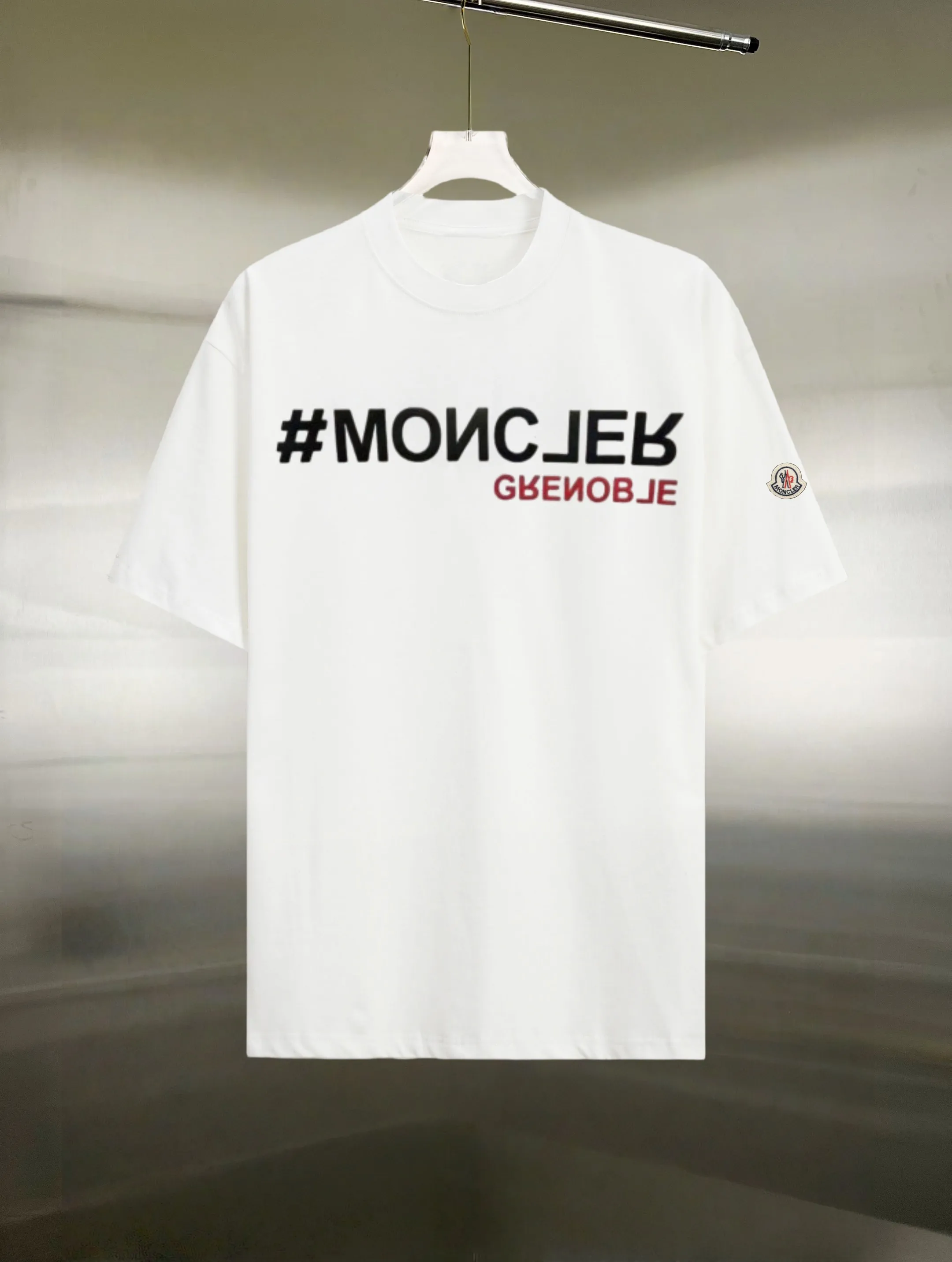 P130 Style: Moncler/muzzled short-sleeved T-shirt Fabric: 300g double yarn 100% cotton Rib: 320g Solona Process: Printing Color: White Black Size: S M L XL XXL No gender distinction, same style for men and women