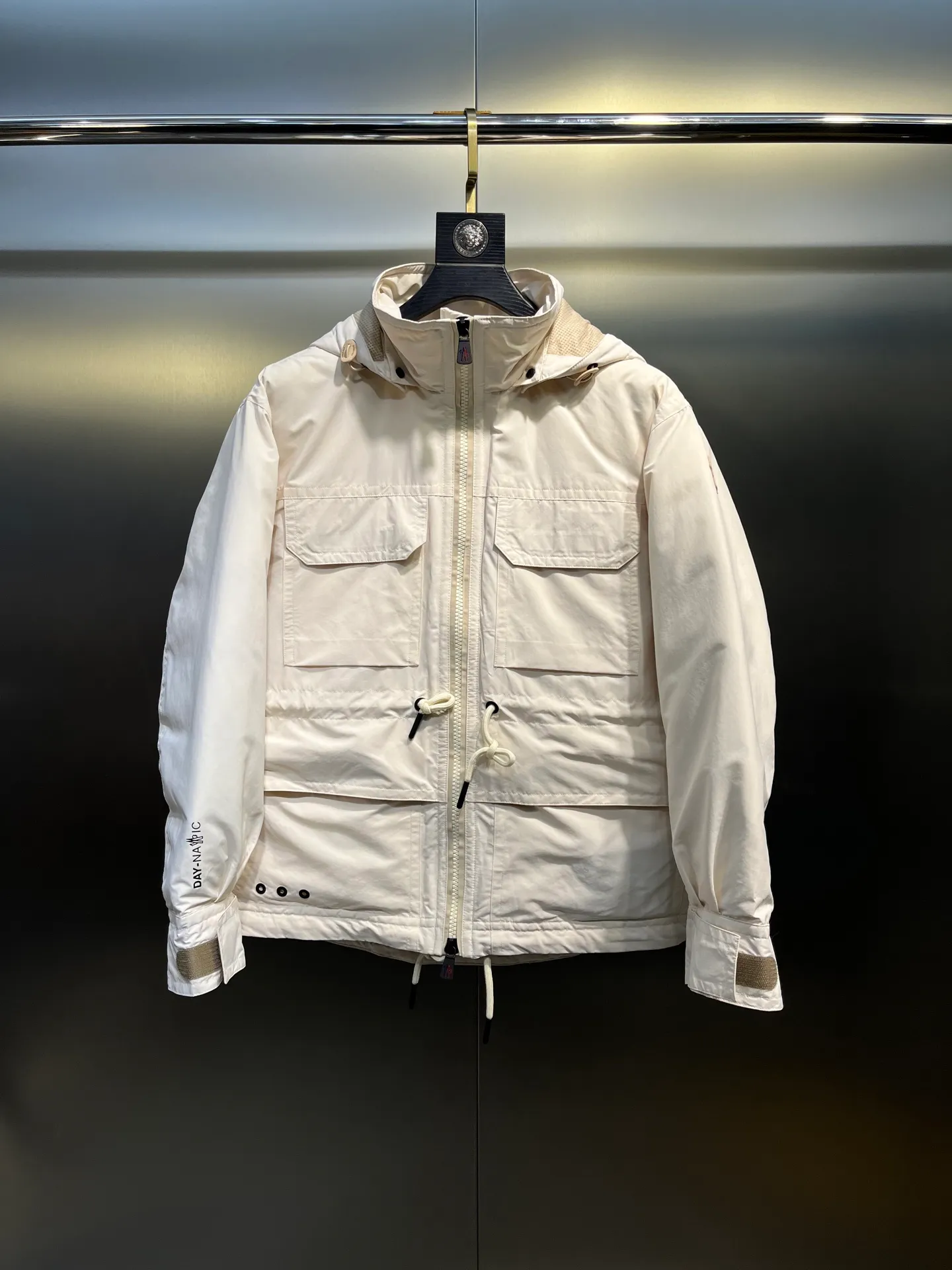 P1000 moncler⭐️ New down jacket for autumn and winter. Original custom-made hardware and accessories. All imported and original customization. Welcome to compare. Absolutely high quality. Made of top-grade 90 white goose down. Super soft. Filled with fluffy and full feathers. Super heavy-duty. Fabric workmanship. 👍Perfect version. Fabric is super comfortable. Exclusive model. Non-market product. Women's size.  Size; 00 0 1 2 (00 is the smallest size)