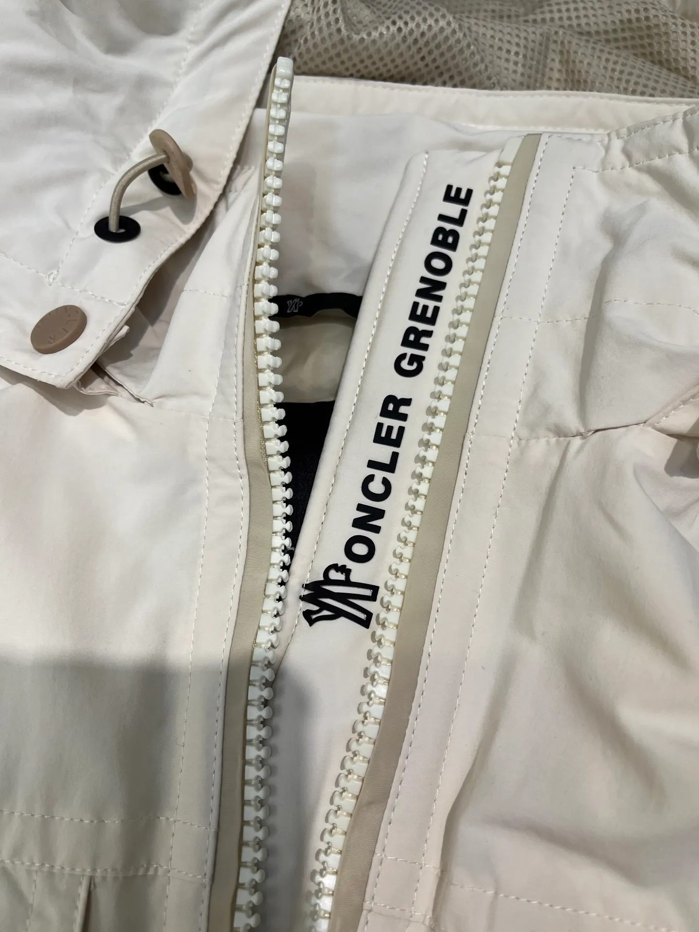 P1000 moncler⭐️ New down jacket for autumn and winter. Original custom-made hardware and accessories. All imported and original customization. Welcome to compare. Absolutely high quality. Made of top-grade 90 white goose down. Super soft. Filled with fluffy and full feathers. Super heavy-duty. Fabric workmanship. 👍Perfect version. Fabric is super comfortable. Exclusive model. Non-market product. Women's size.  Size; 00 0 1 2 (00 is the smallest size)