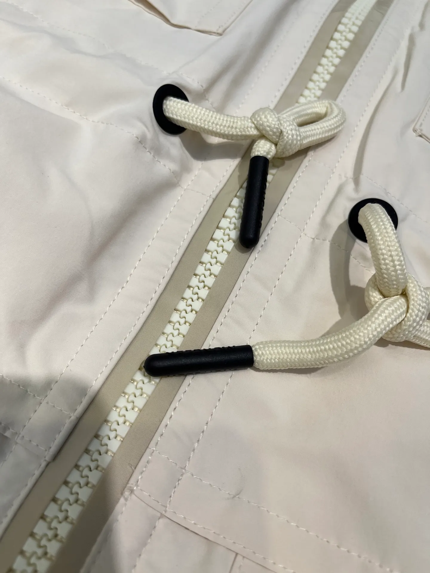 P1000 moncler⭐️ New down jacket for autumn and winter. Original custom-made hardware and accessories. All imported and original customization. Welcome to compare. Absolutely high quality. Made of top-grade 90 white goose down. Super soft. Filled with fluffy and full feathers. Super heavy-duty. Fabric workmanship. 👍Perfect version. Fabric is super comfortable. Exclusive model. Non-market product. Women's size.  Size; 00 0 1 2 (00 is the smallest size)