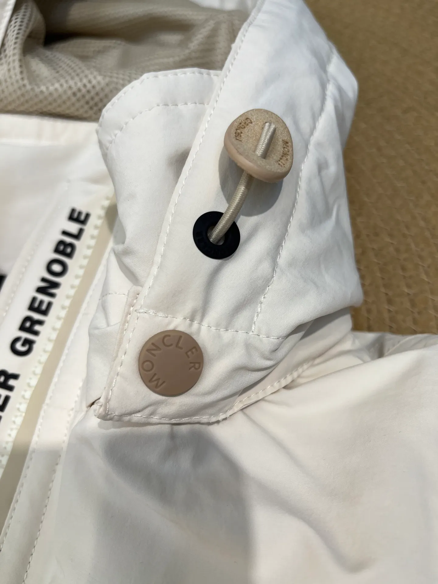 P1000 moncler⭐️ New down jacket for autumn and winter. Original custom-made hardware and accessories. All imported and original customization. Welcome to compare. Absolutely high quality. Made of top-grade 90 white goose down. Super soft. Filled with fluffy and full feathers. Super heavy-duty. Fabric workmanship. 👍Perfect version. Fabric is super comfortable. Exclusive model. Non-market product. Women's size.  Size; 00 0 1 2 (00 is the smallest size)