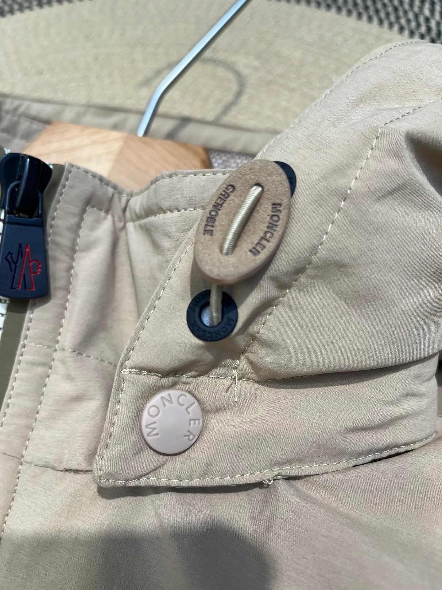 P1000 moncler⭐️ New down jacket for autumn and winter. Original custom-made hardware and accessories. All imported and original customization. Welcome to compare. Absolutely high quality. Made of top-grade 90 white goose down. Super soft. Filled with fluffy and full feathers. Super heavy-duty. Fabric workmanship. 👍Perfect version. Fabric is super comfortable. Exclusive model. Non-market product. Women's size.  Size; 00 0 1 2 (00 is the smallest size)