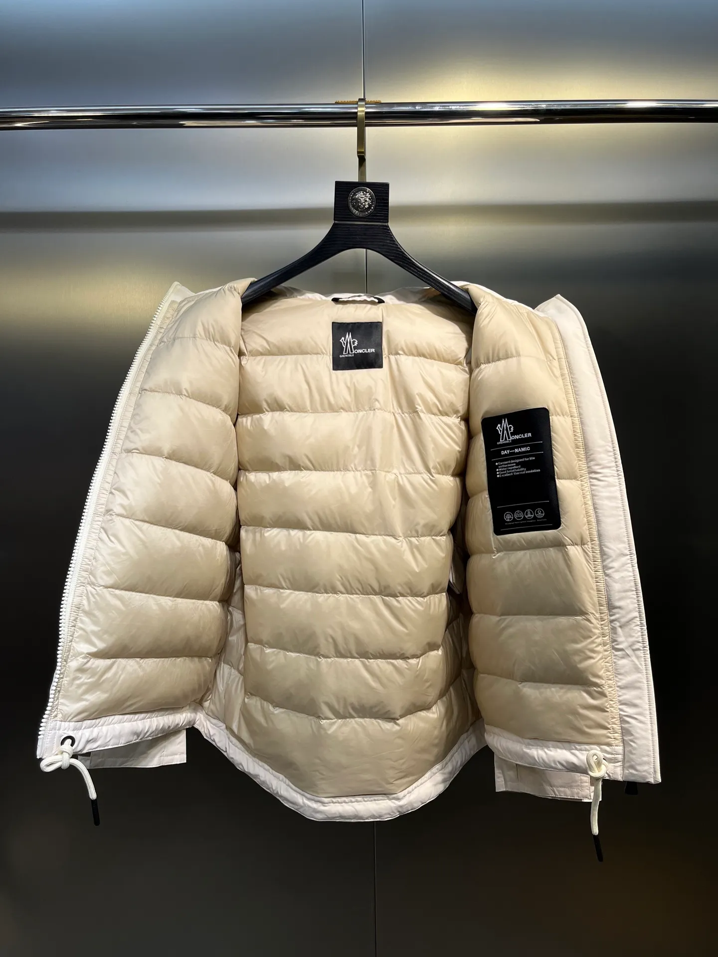 P1000 moncler⭐️ New down jacket for autumn and winter. Original custom-made hardware and accessories. All imported and original customization. Welcome to compare. Absolutely high quality. Made of top-grade 90 white goose down. Super soft. Filled with fluffy and full feathers. Super heavy-duty. Fabric workmanship. 👍Perfect version. Fabric is super comfortable. Exclusive model. Non-market product. Women's size.  Size; 00 0 1 2 (00 is the smallest size)