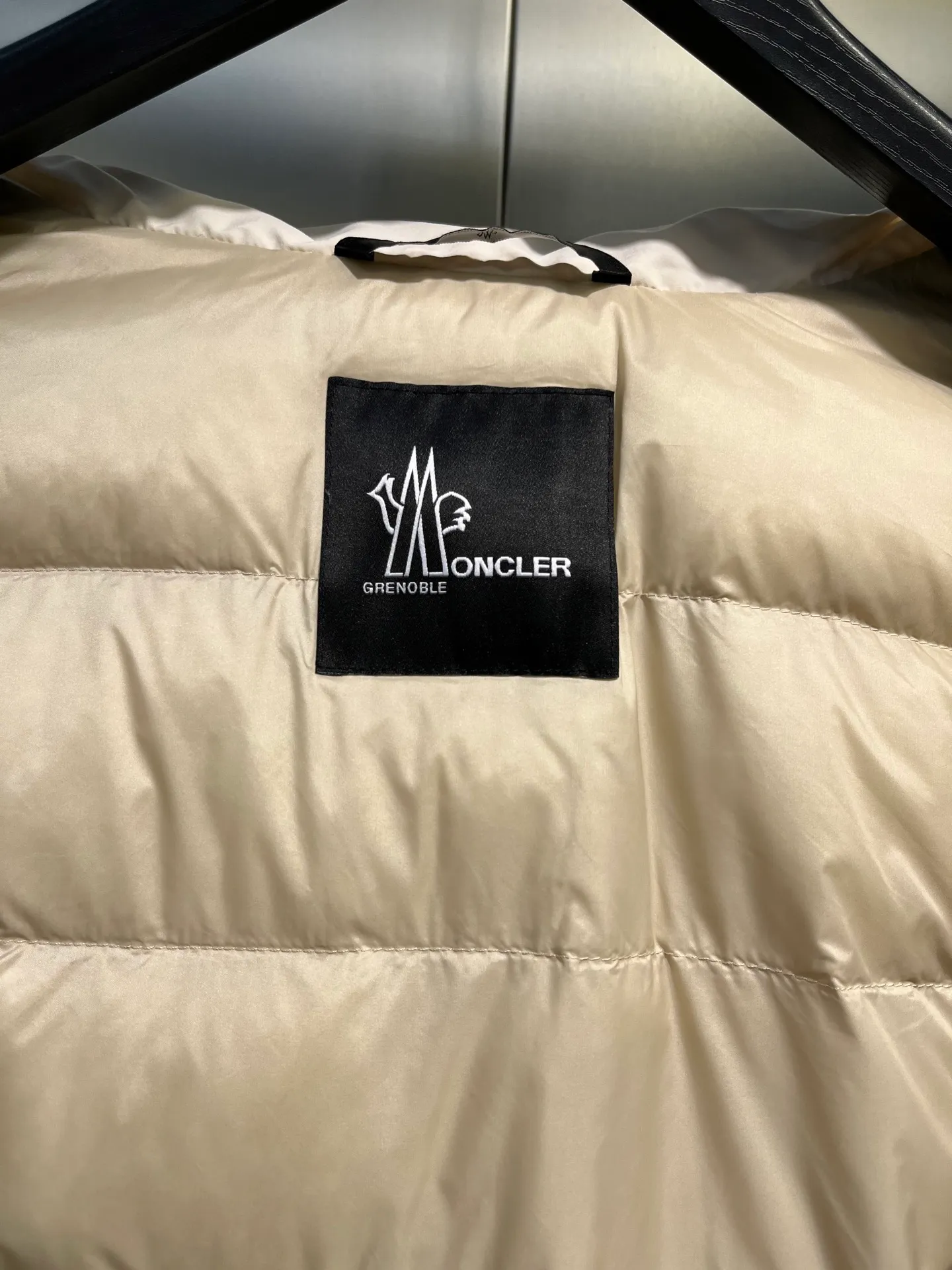 P1000 moncler⭐️ New down jacket for autumn and winter. Original custom-made hardware and accessories. All imported and original customization. Welcome to compare. Absolutely high quality. Made of top-grade 90 white goose down. Super soft. Filled with fluffy and full feathers. Super heavy-duty. Fabric workmanship. 👍Perfect version. Fabric is super comfortable. Exclusive model. Non-market product. Women's size.  Size; 00 0 1 2 (00 is the smallest size)