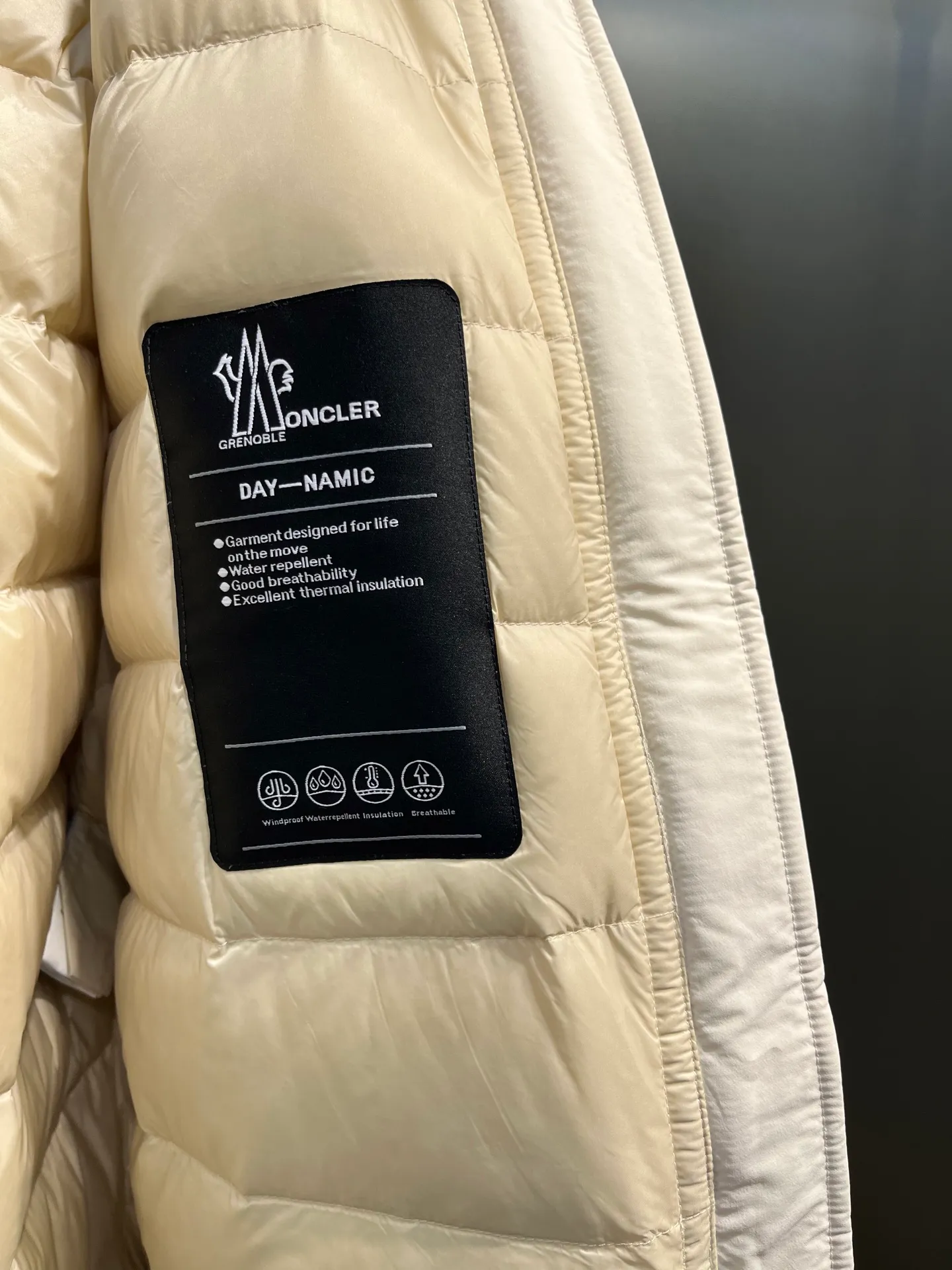 P1000 moncler⭐️ New down jacket for autumn and winter. Original custom-made hardware and accessories. All imported and original customization. Welcome to compare. Absolutely high quality. Made of top-grade 90 white goose down. Super soft. Filled with fluffy and full feathers. Super heavy-duty. Fabric workmanship. 👍Perfect version. Fabric is super comfortable. Exclusive model. Non-market product. Women's size.  Size; 00 0 1 2 (00 is the smallest size)