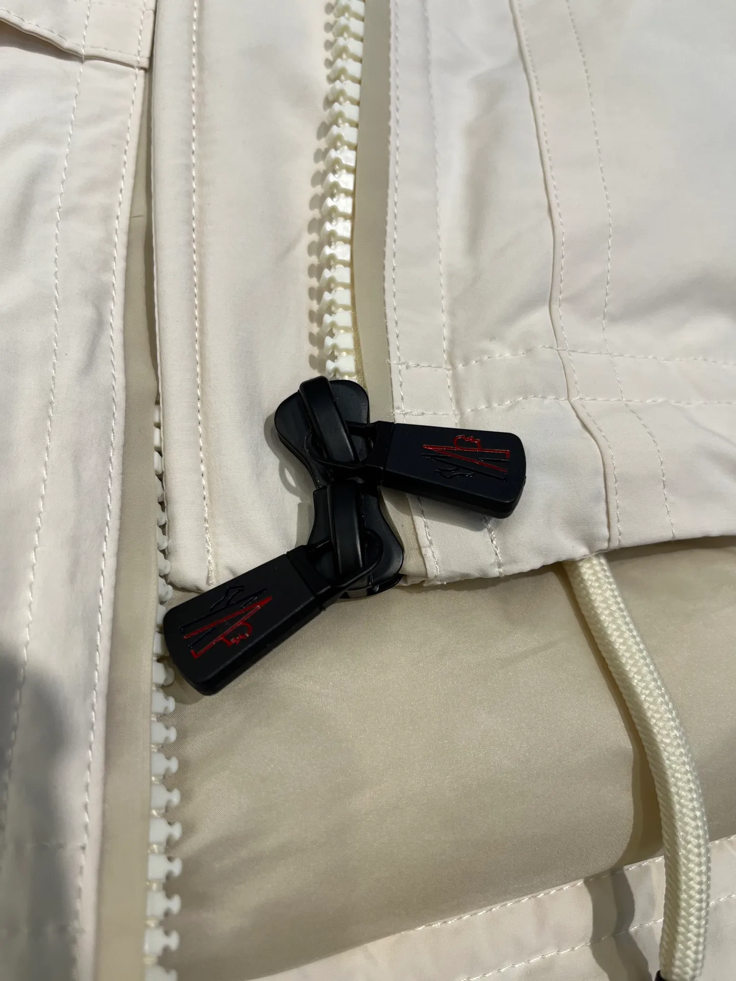 P1000 moncler⭐️ New down jacket for autumn and winter. Original custom-made hardware and accessories. All imported and original customization. Welcome to compare. Absolutely high quality. Made of top-grade 90 white goose down. Super soft. Filled with fluffy and full feathers. Super heavy-duty. Fabric workmanship. 👍Perfect version. Fabric is super comfortable. Exclusive model. Non-market product. Women's size.  Size; 00 0 1 2 (00 is the smallest size)