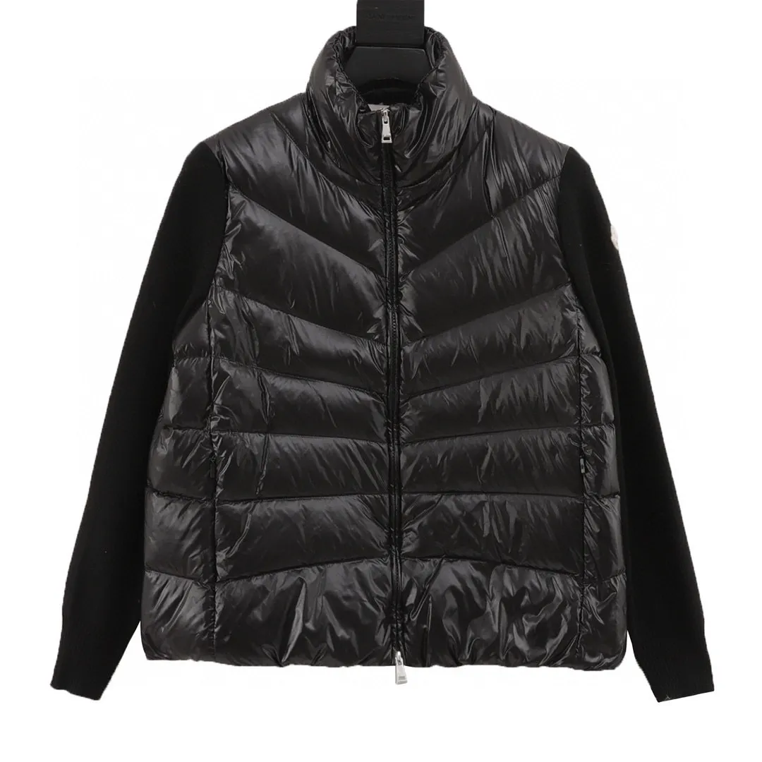 P580 V-shaped knitted Moncler muzzle 24s new irregular splicing knitted stand-collar light down jacket. New autumn and winter down splicing jacket. The down filling is practical and adds splicing popular elements~short version. The solid color series is full of high-end! Comfortable, fashionable and versatile! Style number: A69# Color: black white Size: S M L