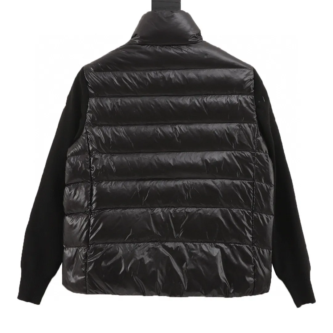 P580 V-shaped knitted Moncler muzzle 24s new irregular splicing knitted stand-collar light down jacket. New autumn and winter down splicing jacket. The down filling is practical and adds splicing popular elements~short version. The solid color series is full of high-end! Comfortable, fashionable and versatile! Style number: A69# Color: black white Size: S M L