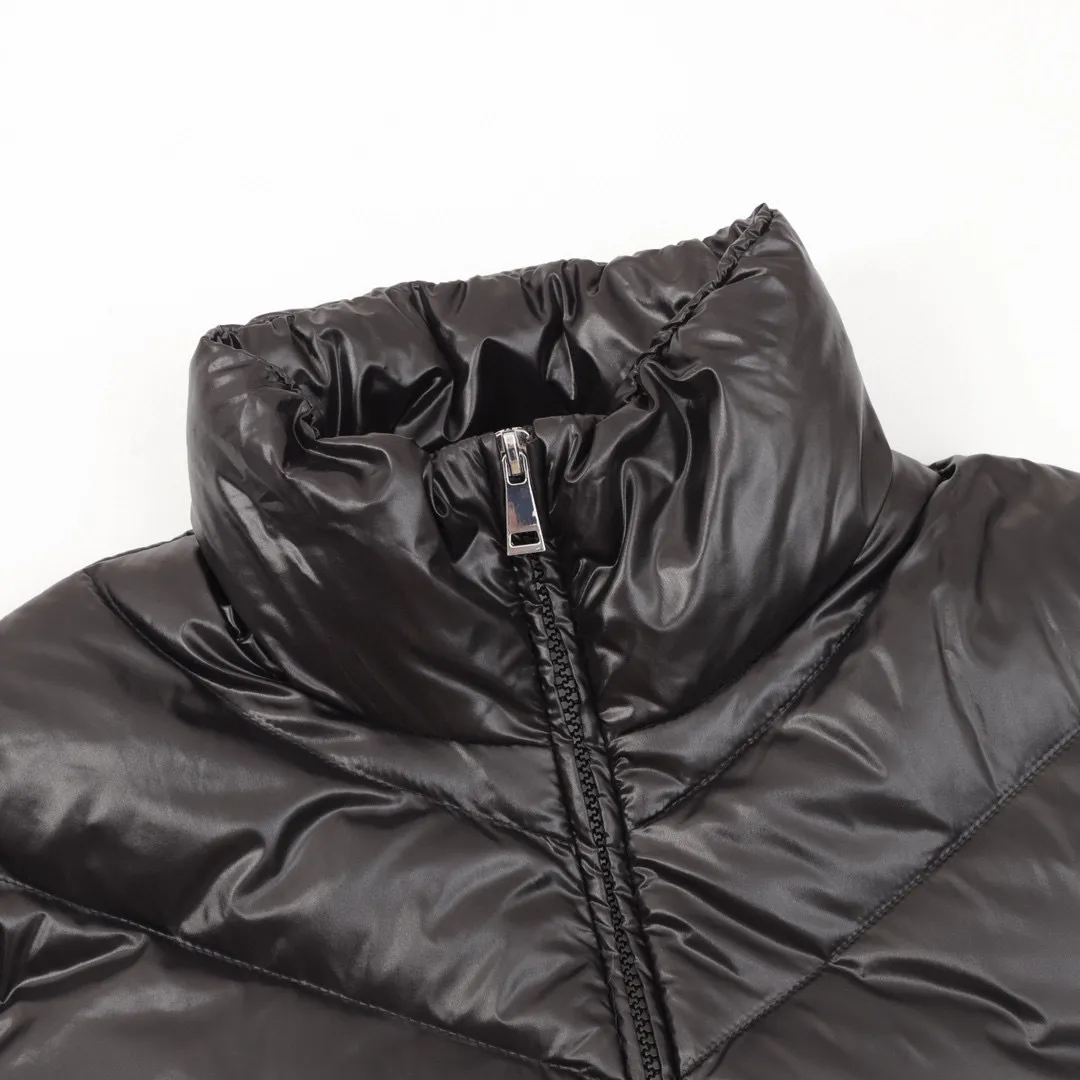 P580 V-shaped knitted Moncler muzzle 24s new irregular splicing knitted stand-collar light down jacket. New autumn and winter down splicing jacket. The down filling is practical and adds splicing popular elements~short version. The solid color series is full of high-end! Comfortable, fashionable and versatile! Style number: A69# Color: black white Size: S M L