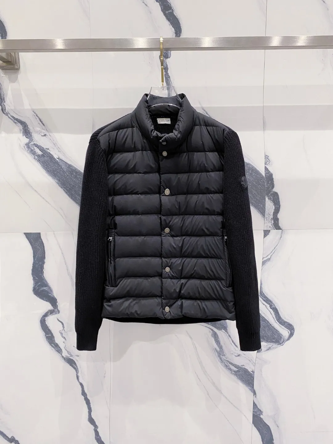 P700 Moncler 2025 new autumn and winter down jacket. The knitted splicing down jacket uses the new national standard 95 white duck down. The new autumn and winter product has an inner artifact! In China, down and black colors are all in basic style. They can be worn alone or layered to create a more layered look! Full of fluffiness! It has enough filling, and its thermal insulation performance is not a problem, it is windproof and warm! Color: Black White Size: 48-56