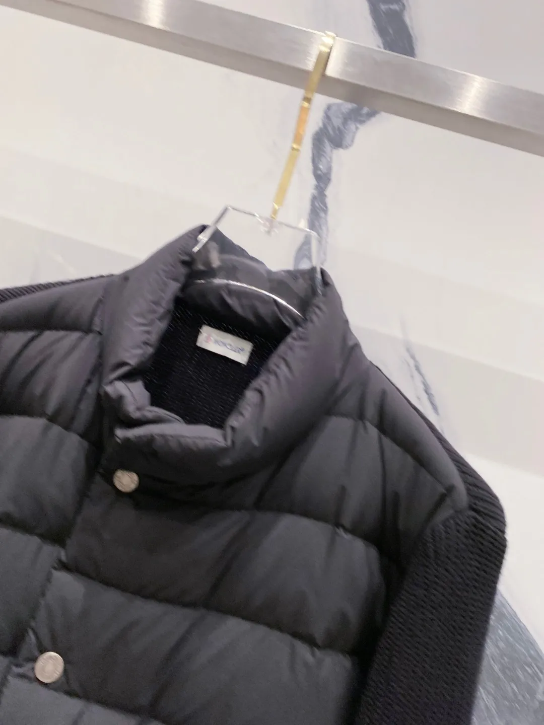 P700 Moncler 2025 new autumn and winter down jacket. The knitted splicing down jacket uses the new national standard 95 white duck down. The new autumn and winter product has an inner artifact! In China, down and black colors are all in basic style. They can be worn alone or layered to create a more layered look! Full of fluffiness! It has enough filling, and its thermal insulation performance is not a problem, it is windproof and warm! Color: Black White Size: 48-56
