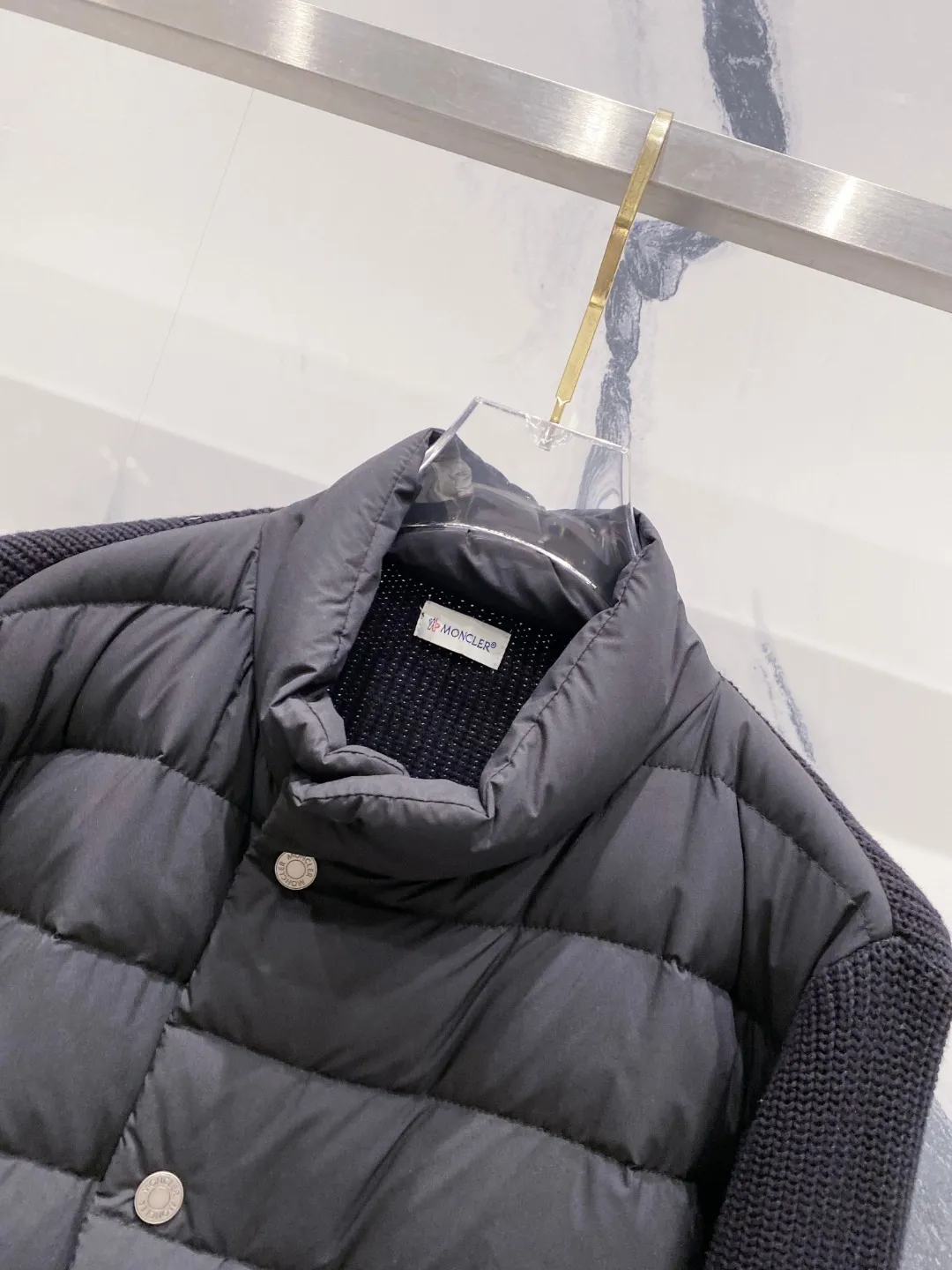 P700 Moncler 2025 new autumn and winter down jacket. The knitted splicing down jacket uses the new national standard 95 white duck down. The new autumn and winter product has an inner artifact! In China, down and black colors are all in basic style. They can be worn alone or layered to create a more layered look! Full of fluffiness! It has enough filling, and its thermal insulation performance is not a problem, it is windproof and warm! Color: Black White Size: 48-56