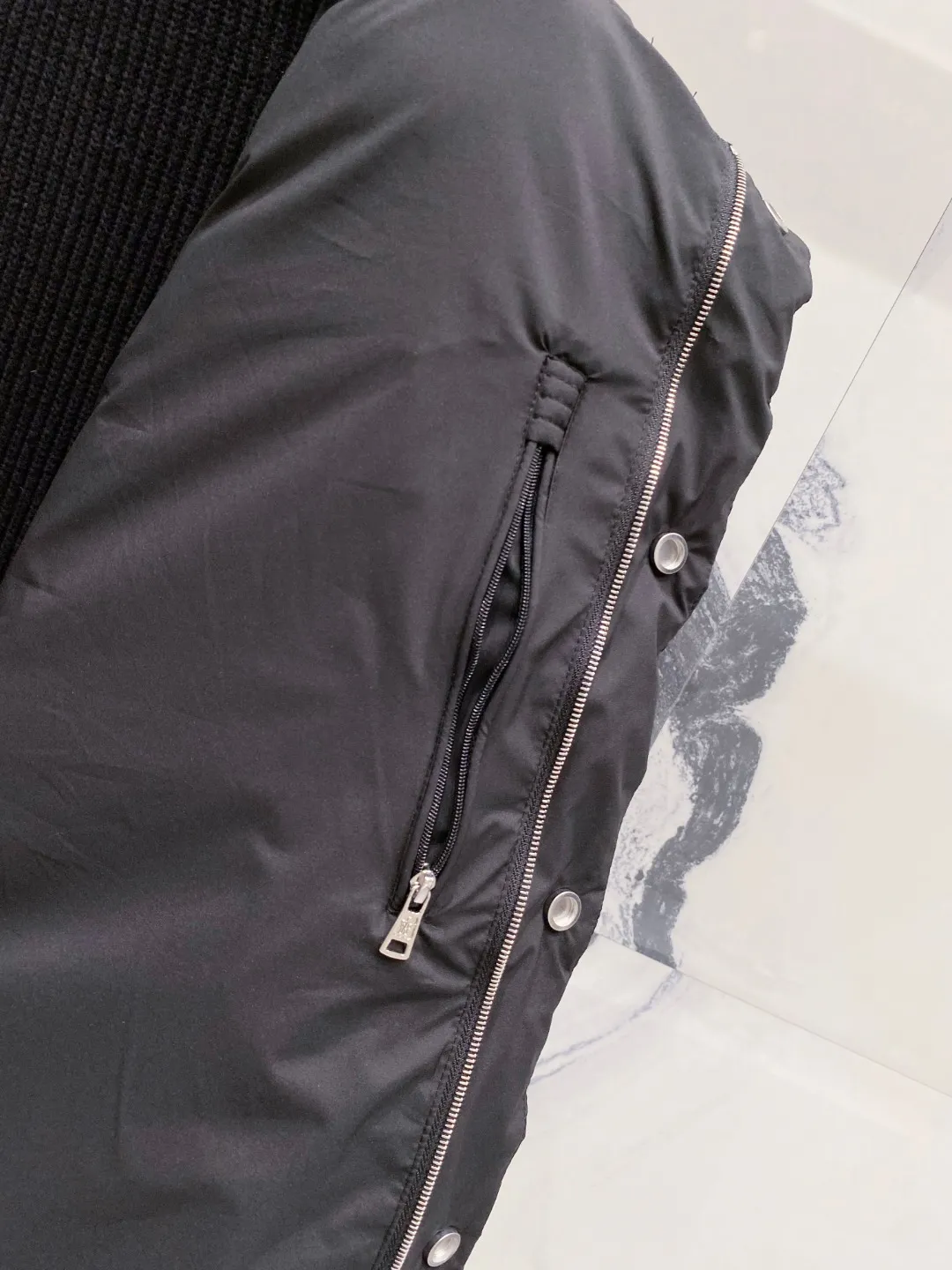 P700 Moncler 2025 new autumn and winter down jacket. The knitted splicing down jacket uses the new national standard 95 white duck down. The new autumn and winter product has an inner artifact! In China, down and black colors are all in basic style. They can be worn alone or layered to create a more layered look! Full of fluffiness! It has enough filling, and its thermal insulation performance is not a problem, it is windproof and warm! Color: Black White Size: 48-56