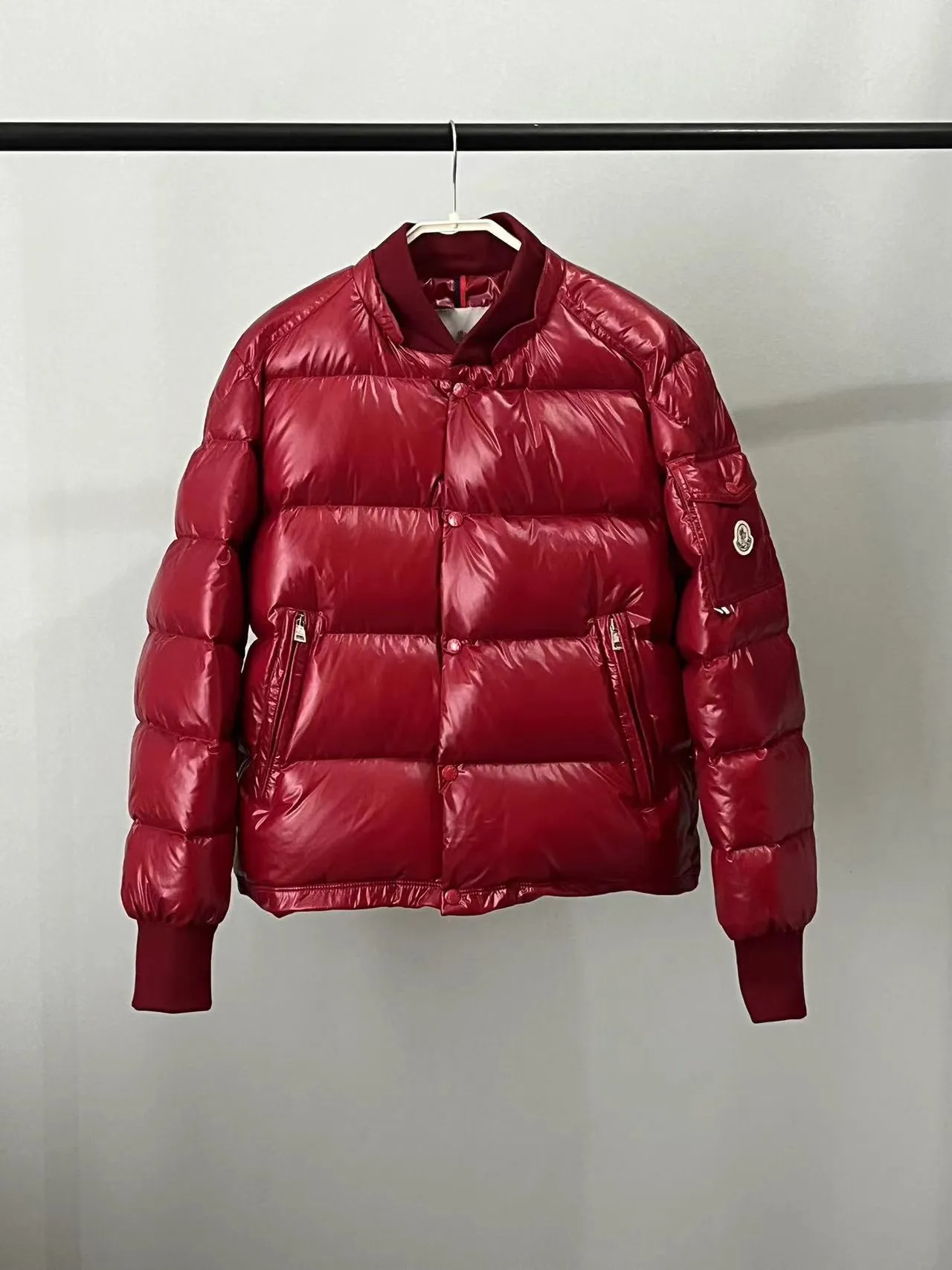 P920 ⬆️🆕❤️2️⃣0️⃣2️⃣4️⃣🆕MONCLER, the latest winter model, couple model, is on sale simultaneously on the official website! This down jacket has a great sense of design and looks, and you can buy it directly with quality control. It’s a high-end product that you can’t go wrong with! Simple and elegant design~Classic flap pocket design on the sleeves and arms~The overall design makes this dress unique! It is made of imported high-tech fabrics and is filled with white duck down. The texture and shape of the fabric are exquisite. You can feel its powerful aura through the detailed pictures. It also has superior handsomeness and thermal performance, making it easy to wear in various occasions! With polythermal insulation, you don’t have to worry about a little chill! It shows off the style and is also very warm at the same time (hat 🉑removable)~ Color: Black Red Gray Size: 1-2-3-4-5 (M~3XL)