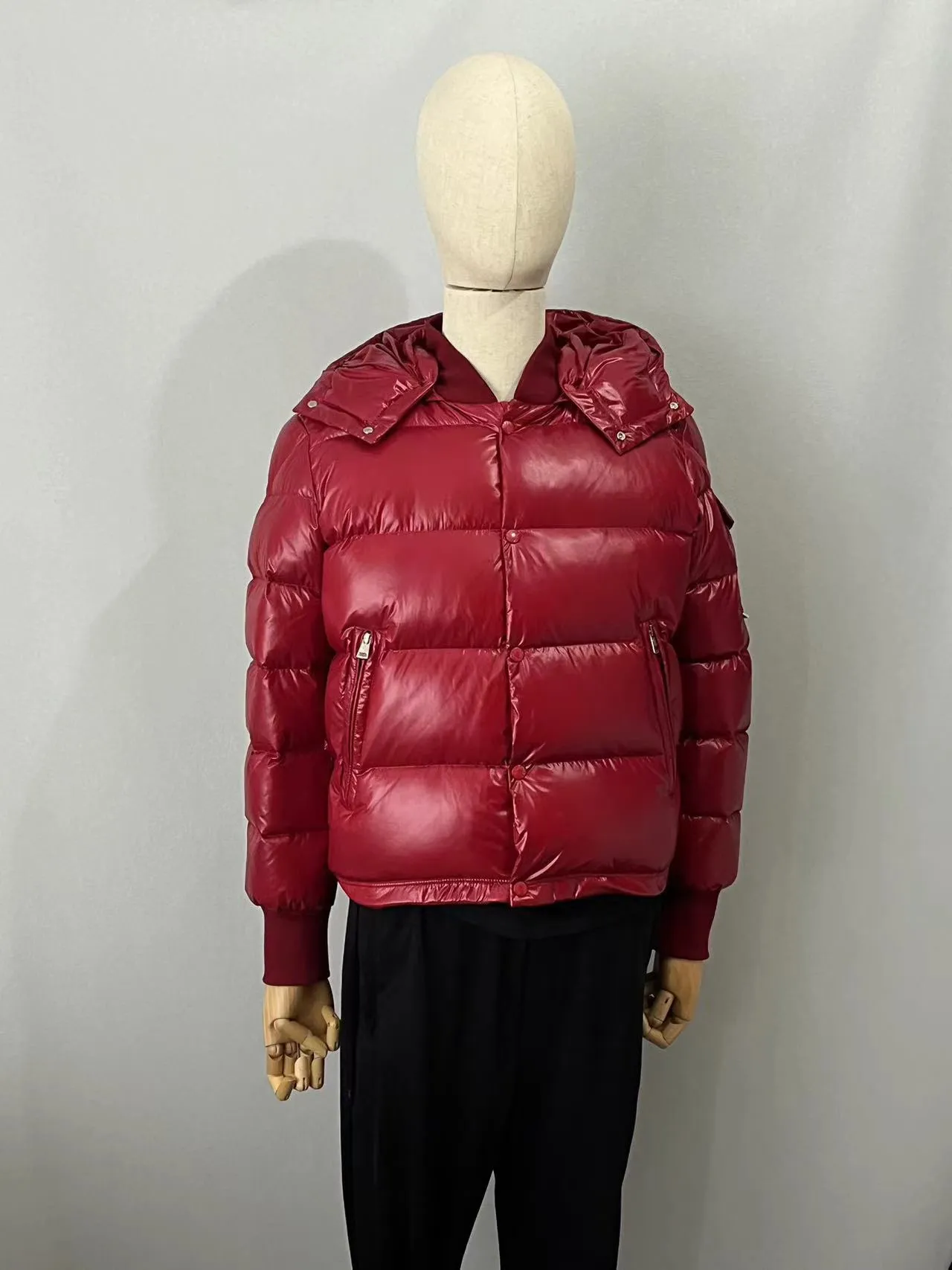 P920 ⬆️🆕❤️2️⃣0️⃣2️⃣4️⃣🆕MONCLER, the latest winter model, couple model, is on sale simultaneously on the official website! This down jacket has a great sense of design and looks, and you can buy it directly with quality control. It’s a high-end product that you can’t go wrong with! Simple and elegant design~Classic flap pocket design on the sleeves and arms~The overall design makes this dress unique! It is made of imported high-tech fabrics and is filled with white duck down. The texture and shape of the fabric are exquisite. You can feel its powerful aura through the detailed pictures. It also has superior handsomeness and thermal performance, making it easy to wear in various occasions! With polythermal insulation, you don’t have to worry about a little chill! It shows off the style and is also very warm at the same time (hat 🉑removable)~ Color: Black Red Gray Size: 1-2-3-4-5 (M~3XL)
