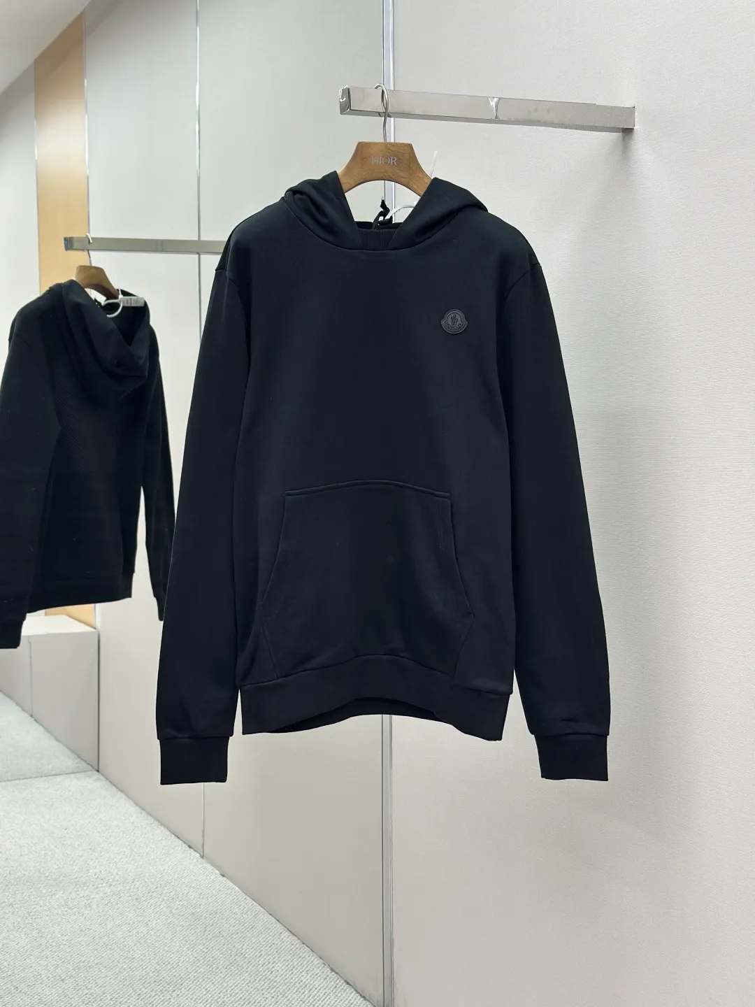 P470 MONCLER 25FW cotton same color hooded sweatshirt with back logo purchased and developed at 6150, 420g new Maybach combed cotton terry sweatshirt material, 480g 2*2 100% cotton combed cotton rib, fabric enzyme wash, high temperature heat transfer, customized 1:1 plastic label, customized 1:1 trademark, fitted version Size: S-XL