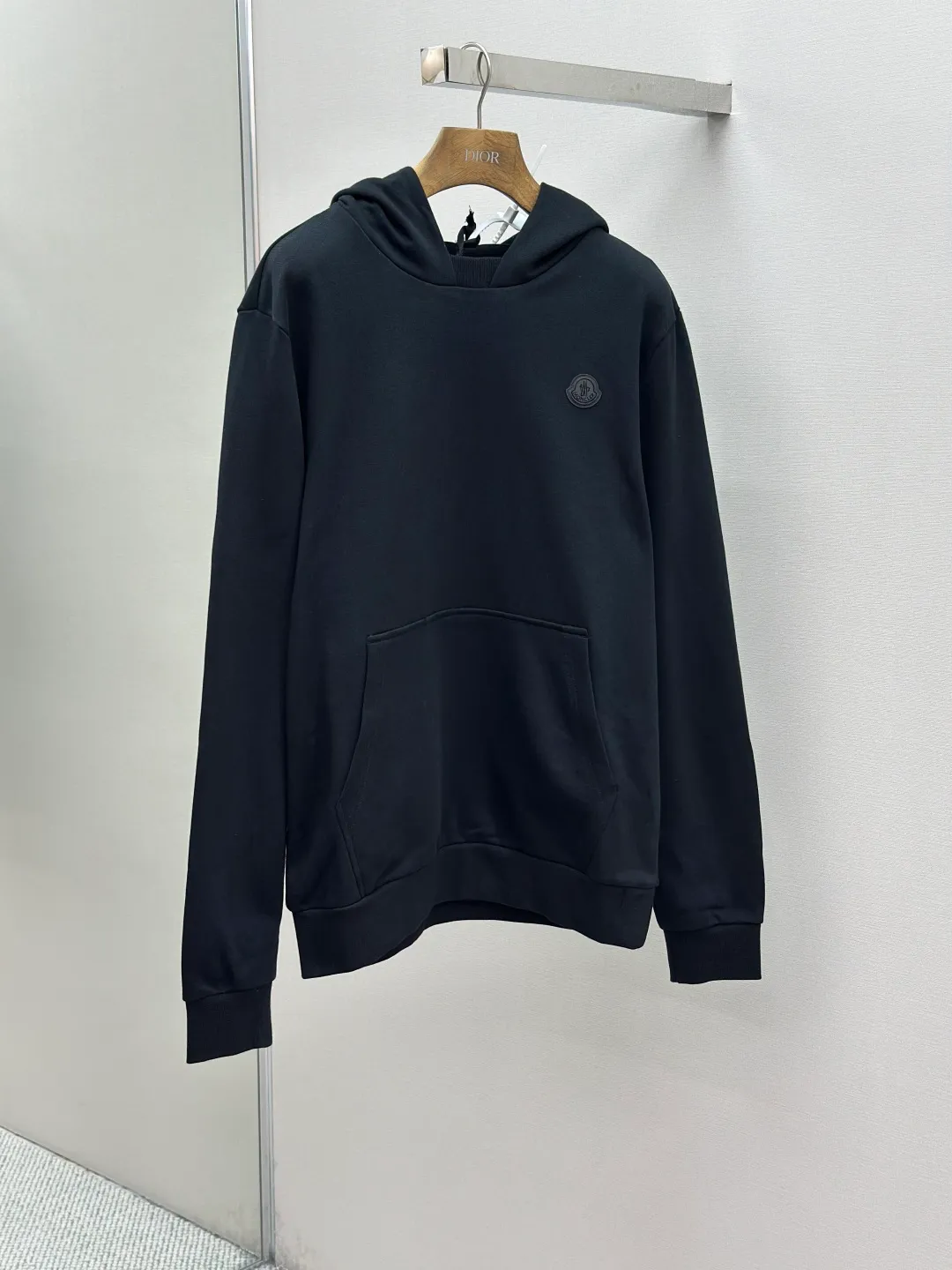 P470 MONCLER 25FW cotton same color hooded sweatshirt with back logo purchased and developed at 6150, 420g new Maybach combed cotton terry sweatshirt material, 480g 2*2 100% cotton combed cotton rib, fabric enzyme wash, high temperature heat transfer, customized 1:1 plastic label, customized 1:1 trademark, fitted version Size: S-XL