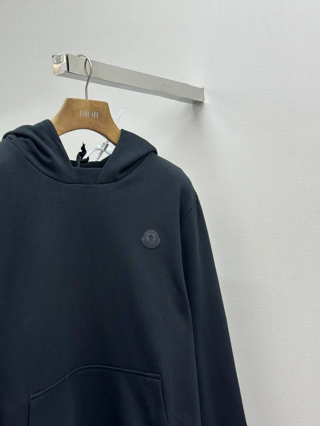 P470 MONCLER 25FW cotton same color hooded sweatshirt with back logo purchased and developed at 6150, 420g new Maybach combed cotton terry sweatshirt material, 480g 2*2 100% cotton combed cotton rib, fabric enzyme wash, high temperature heat transfer, customized 1:1 plastic label, customized 1:1 trademark, fitted version Size: S-XL