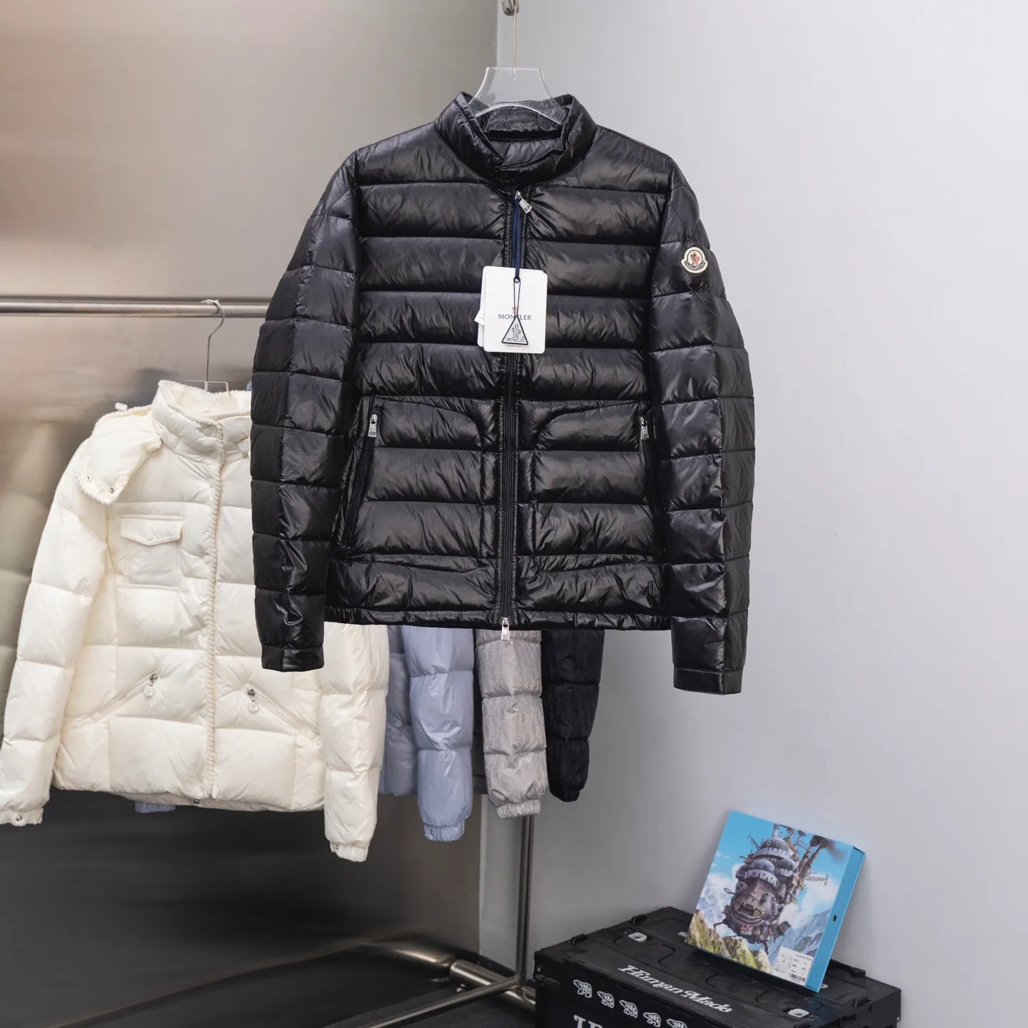 P620 2025 autumn and winter new style🆕Mon*ler Acorus men's foldable short down jacket, code number 12345, men's model, trading company channel goods. High-end tasting products. Top-notch Romanian products. Mon*ler Acorus men's fashionable and casual stand-up collar light down jacket jacket. Supplied to Japanese Toray company outdoor professional technical fabrics, stitching from Japan's top Fuji (FUJIX) Provided by KING) King Line, the interior is filled with Hungarian platinum-grade Hordobagy white goose down. The high-quality velvet extracted from the belly of the white goose has a diameter of 53MM. It has extremely high bulkiness and velvet content. It has excellent resilience, exceeds the European standard environmental protection level, has no odor, and has excellent temperature locking effect and warmth retention! High luxury fashion is combined with functional outdoor style. The sleeve arms retain the iconic brand wool badge body, focusing the brand's cultural essence and identity on it. It is fashionable and eye-catching!  The Acorus men's down jacket is a classic Moncler design item that embodies the brand's timeless aesthetics and sportswear essence. This short down jacket is made of Longue saison fabric, which combines lightweight texture with excellent thermal protection properties.  The craftsmanship details are exquisite and the accessories are all supplied by customers. It is a down jacket with strong wearability. It has a full upper body and a wide age range. It can be worn trendy or restrained and stable. It is very fashionable. It is highly recommended as a must-have tool to keep out the cold! Color: black gray