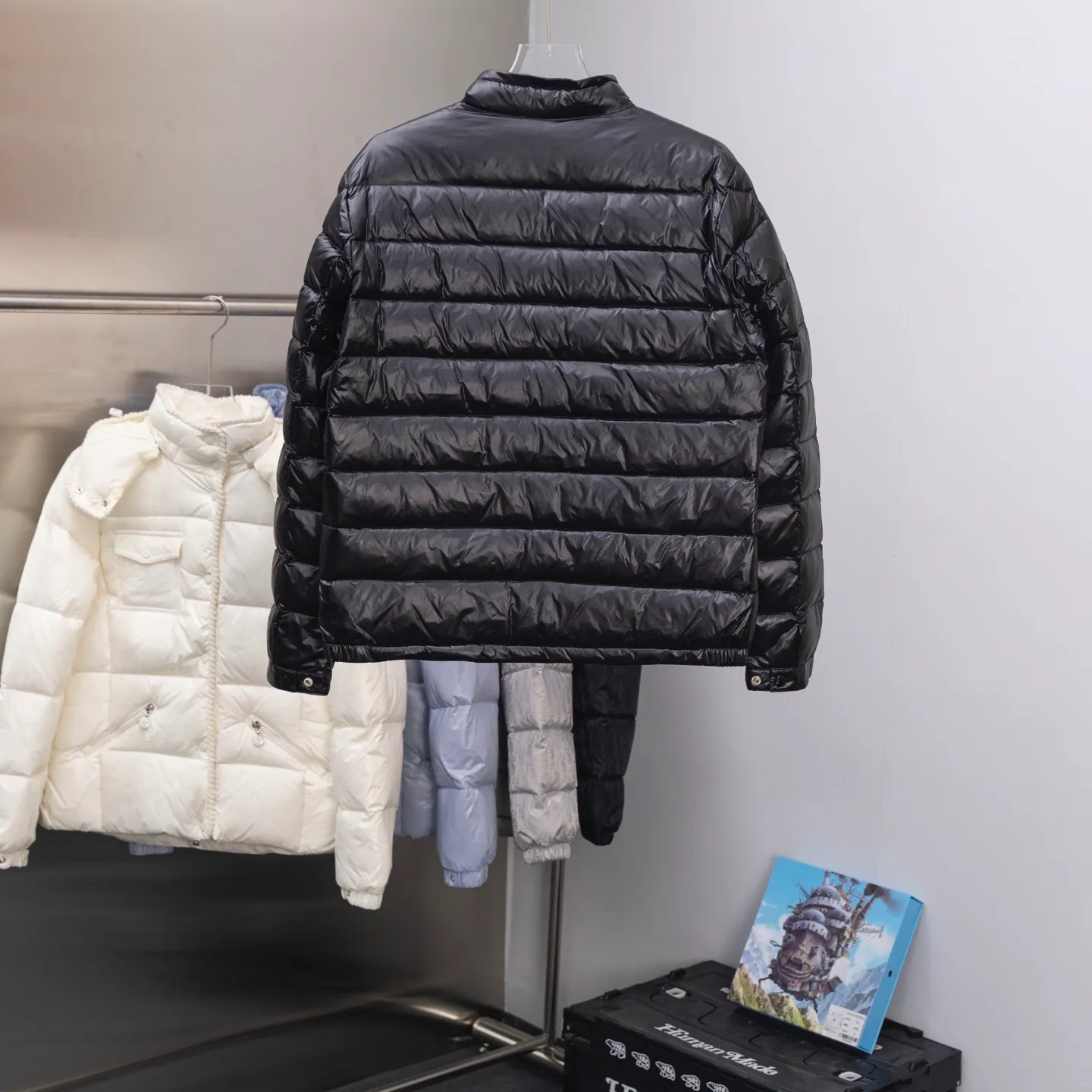 P620 2025 autumn and winter new style🆕Mon*ler Acorus men's foldable short down jacket, code number 12345, men's model, trading company channel goods. High-end tasting products. Top-notch Romanian products. Mon*ler Acorus men's fashionable and casual stand-up collar light down jacket jacket. Supplied to Japanese Toray company outdoor professional technical fabrics, stitching from Japan's top Fuji (FUJIX) Provided by KING) King Line, the interior is filled with Hungarian platinum-grade Hordobagy white goose down. The high-quality velvet extracted from the belly of the white goose has a diameter of 53MM. It has extremely high bulkiness and velvet content. It has excellent resilience, exceeds the European standard environmental protection level, has no odor, and has excellent temperature locking effect and warmth retention! High luxury fashion is combined with functional outdoor style. The sleeve arms retain the iconic brand wool badge body, focusing the brand's cultural essence and identity on it. It is fashionable and eye-catching!  The Acorus men's down jacket is a classic Moncler design item that embodies the brand's timeless aesthetics and sportswear essence. This short down jacket is made of Longue saison fabric, which combines lightweight texture with excellent thermal protection properties.  The craftsmanship details are exquisite and the accessories are all supplied by customers. It is a down jacket with strong wearability. It has a full upper body and a wide age range. It can be worn trendy or restrained and stable. It is very fashionable. It is highly recommended as a must-have tool to keep out the cold! Color: black gray