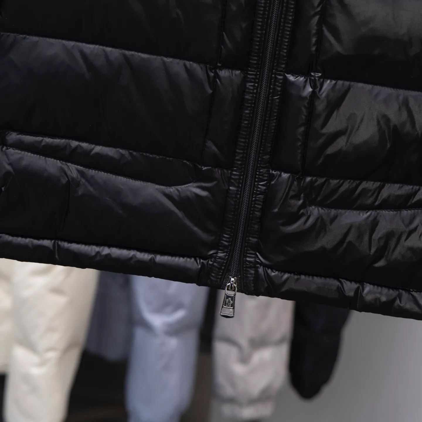 P620 2025 autumn and winter new style🆕Mon*ler Acorus men's foldable short down jacket, code number 12345, men's model, trading company channel goods. High-end tasting products. Top-notch Romanian products. Mon*ler Acorus men's fashionable and casual stand-up collar light down jacket jacket. Supplied to Japanese Toray company outdoor professional technical fabrics, stitching from Japan's top Fuji (FUJIX) Provided by KING) King Line, the interior is filled with Hungarian platinum-grade Hordobagy white goose down. The high-quality velvet extracted from the belly of the white goose has a diameter of 53MM. It has extremely high bulkiness and velvet content. It has excellent resilience, exceeds the European standard environmental protection level, has no odor, and has excellent temperature locking effect and warmth retention! High luxury fashion is combined with functional outdoor style. The sleeve arms retain the iconic brand wool badge body, focusing the brand's cultural essence and identity on it. It is fashionable and eye-catching!  The Acorus men's down jacket is a classic Moncler design item that embodies the brand's timeless aesthetics and sportswear essence. This short down jacket is made of Longue saison fabric, which combines lightweight texture with excellent thermal protection properties.  The craftsmanship details are exquisite and the accessories are all supplied by customers. It is a down jacket with strong wearability. It has a full upper body and a wide age range. It can be worn trendy or restrained and stable. It is very fashionable. It is highly recommended as a must-have tool to keep out the cold! Color: black gray