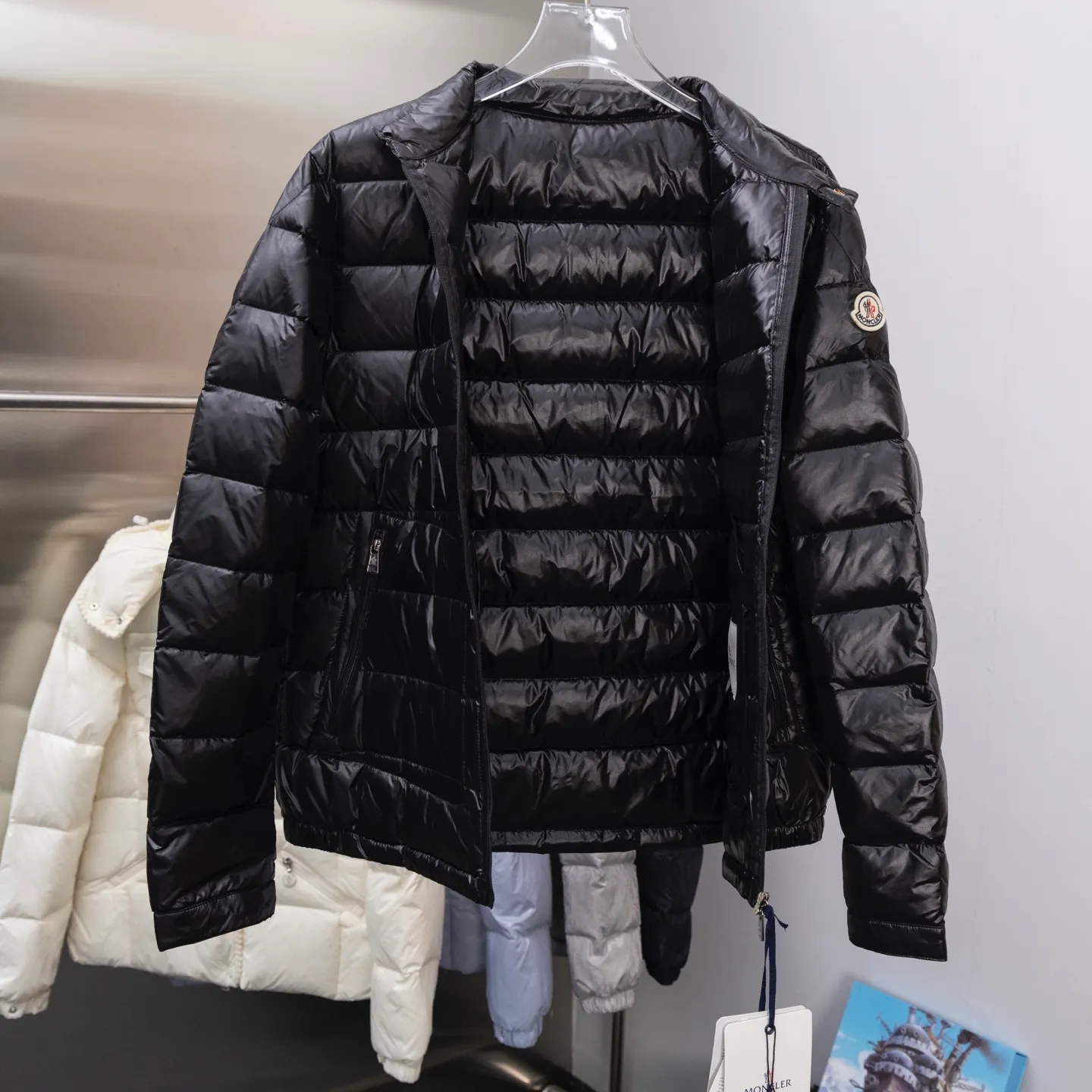 P620 2025 autumn and winter new style🆕Mon*ler Acorus men's foldable short down jacket, code number 12345, men's model, trading company channel goods. High-end tasting products. Top-notch Romanian products. Mon*ler Acorus men's fashionable and casual stand-up collar light down jacket jacket. Supplied to Japanese Toray company outdoor professional technical fabrics, stitching from Japan's top Fuji (FUJIX) Provided by KING) King Line, the interior is filled with Hungarian platinum-grade Hordobagy white goose down. The high-quality velvet extracted from the belly of the white goose has a diameter of 53MM. It has extremely high bulkiness and velvet content. It has excellent resilience, exceeds the European standard environmental protection level, has no odor, and has excellent temperature locking effect and warmth retention! High luxury fashion is combined with functional outdoor style. The sleeve arms retain the iconic brand wool badge body, focusing the brand's cultural essence and identity on it. It is fashionable and eye-catching!  The Acorus men's down jacket is a classic Moncler design item that embodies the brand's timeless aesthetics and sportswear essence. This short down jacket is made of Longue saison fabric, which combines lightweight texture with excellent thermal protection properties.  The craftsmanship details are exquisite and the accessories are all supplied by customers. It is a down jacket with strong wearability. It has a full upper body and a wide age range. It can be worn trendy or restrained and stable. It is very fashionable. It is highly recommended as a must-have tool to keep out the cold! Color: black gray